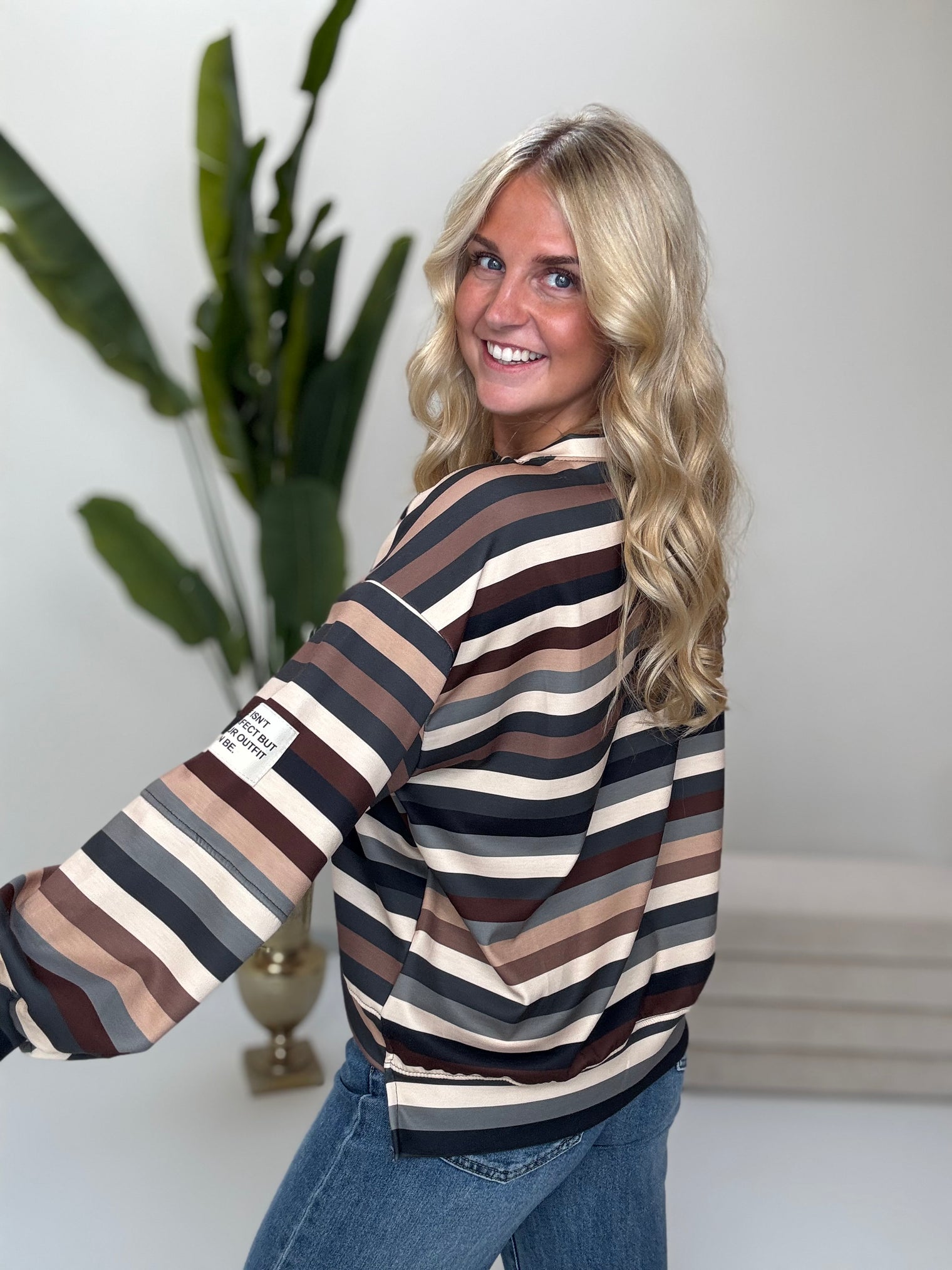 Butterstoff Sweater mit Patch am Ärmel schwarz/braun/beige/creme/grau