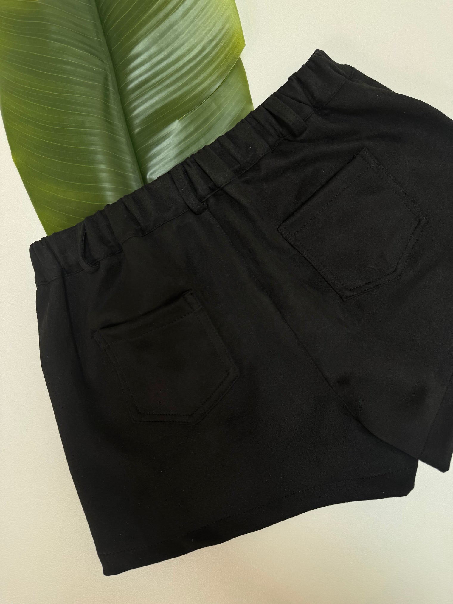 Velours Shorts mit elastischem Bund schwarz