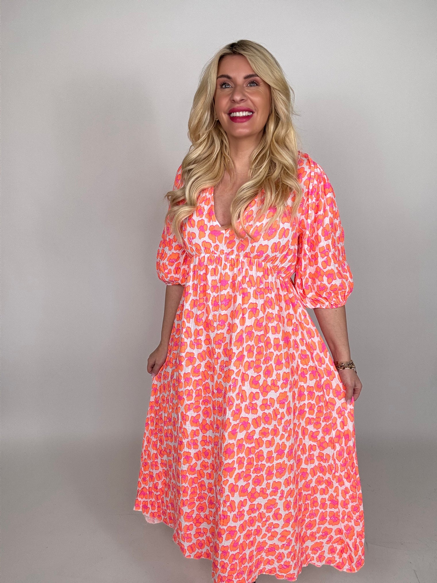 Musselin Kleid weiß LEO POWER hot orange/pink