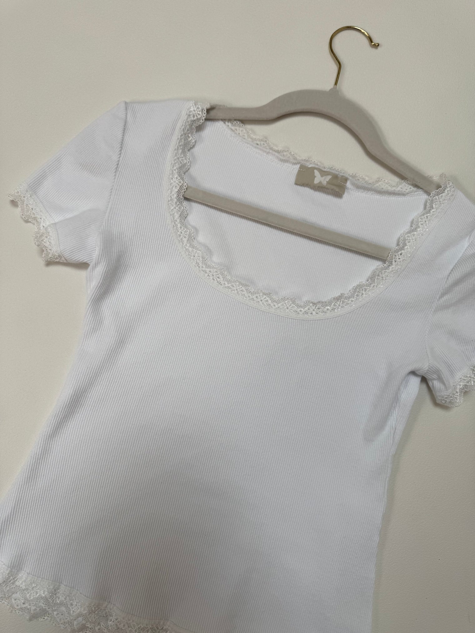 Shirt mit Spitzenrand BASIC QUEEN weiß