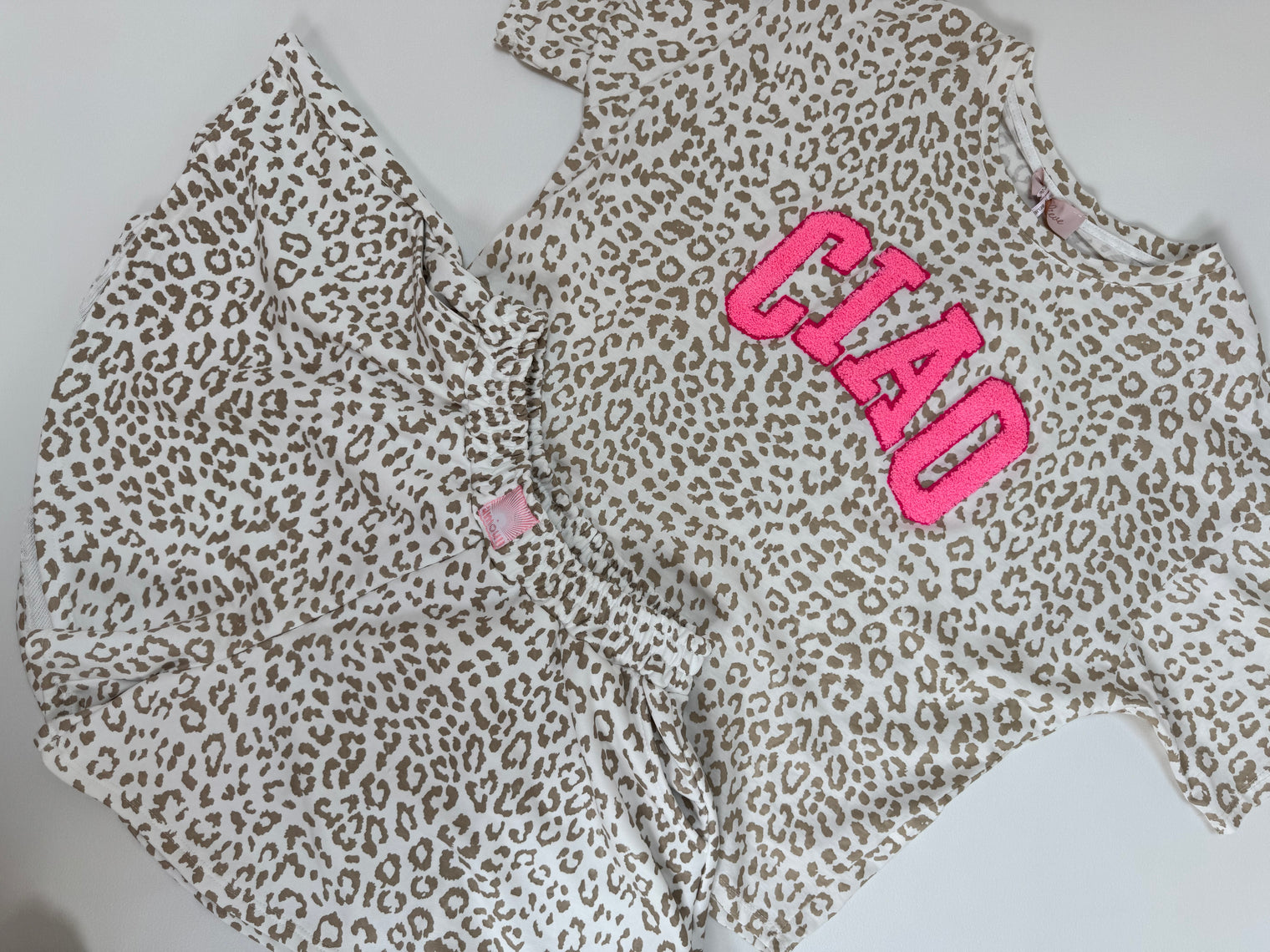 Statement Sweatshirt weiß/beige CIAO LEO rosa