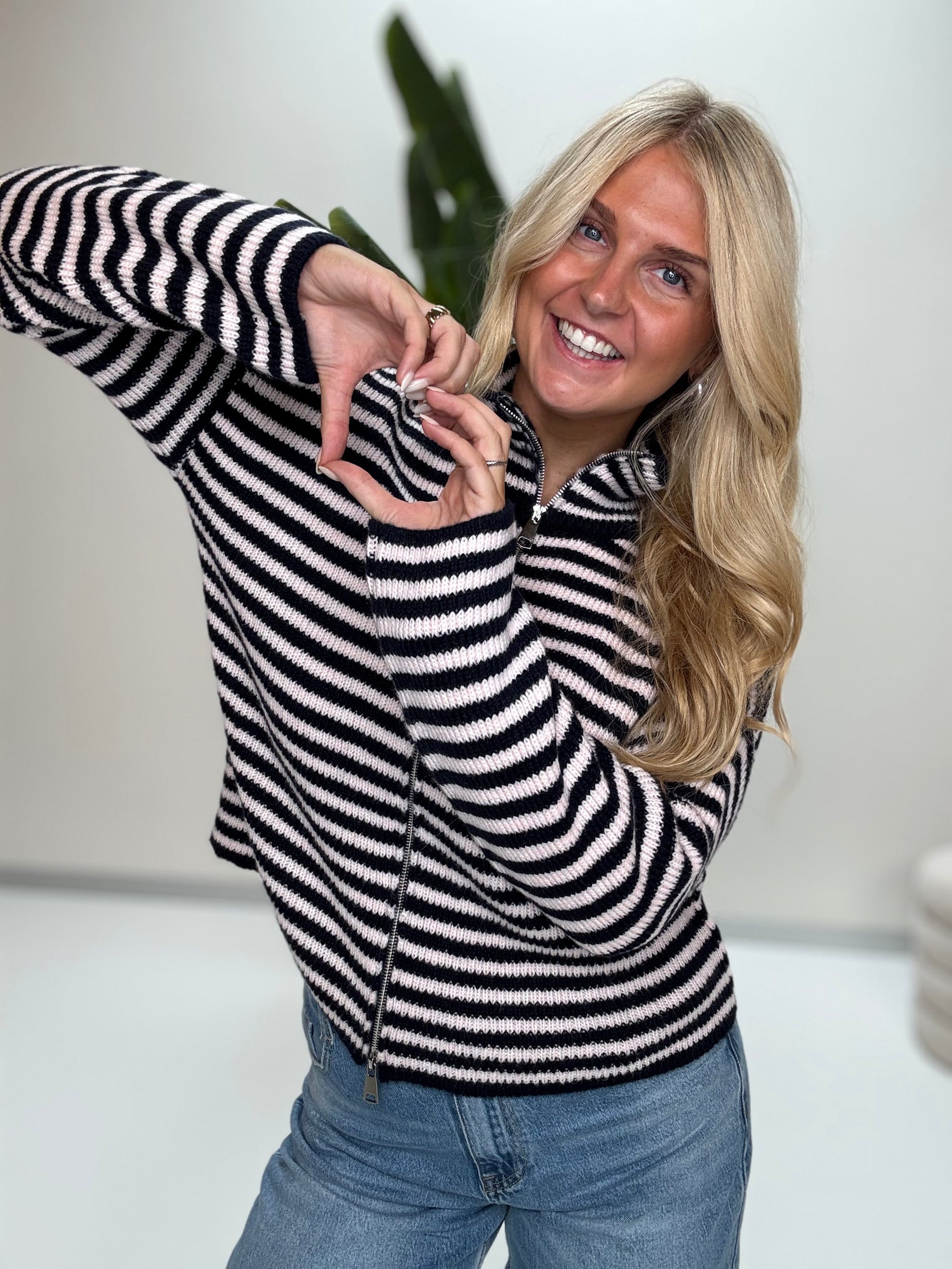 Zipper Strickjacke mit leicht ausgestelltem Ärmel navy/cremeweiß