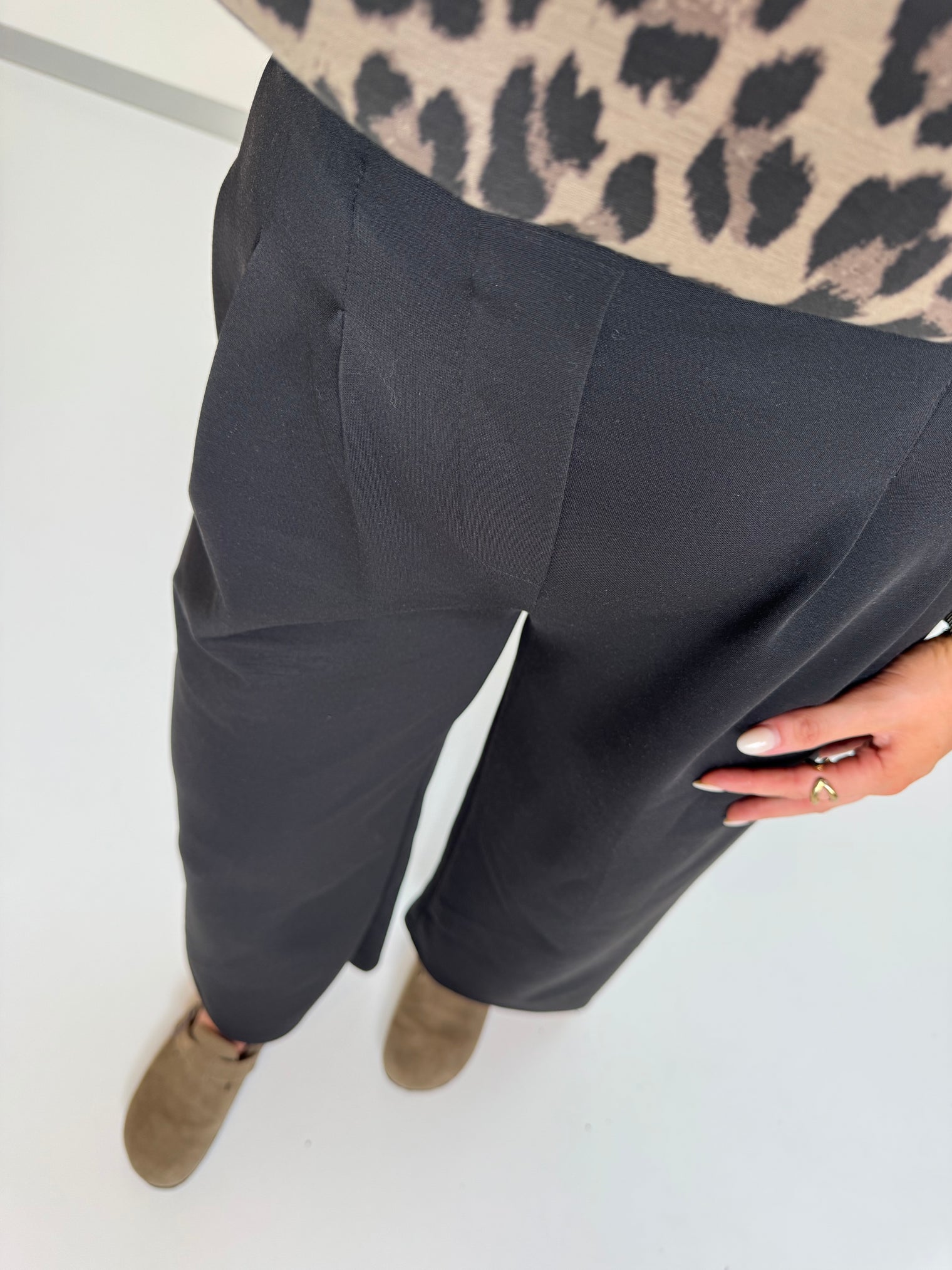 Butterstoff Hose schwarz mit Bundfalten