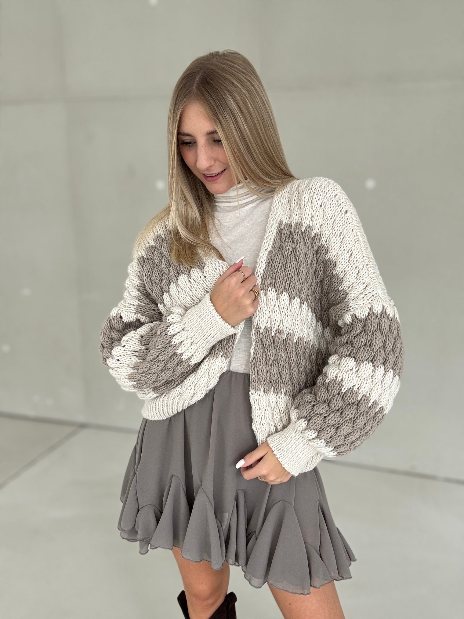 Häkelstrickjacke TAUPE Streifen creme