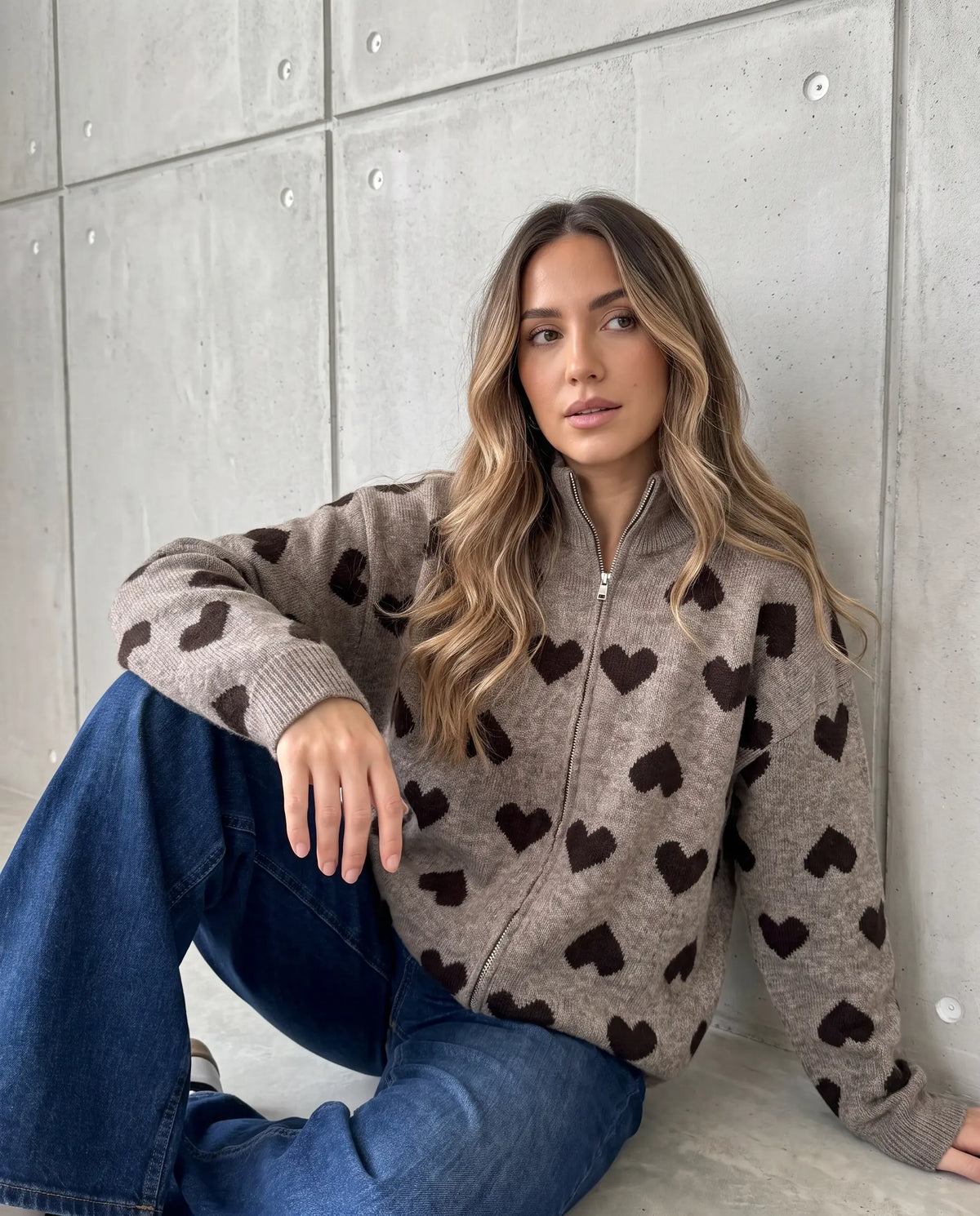 Zipper Strickjacke mit Herzchen stone/braun