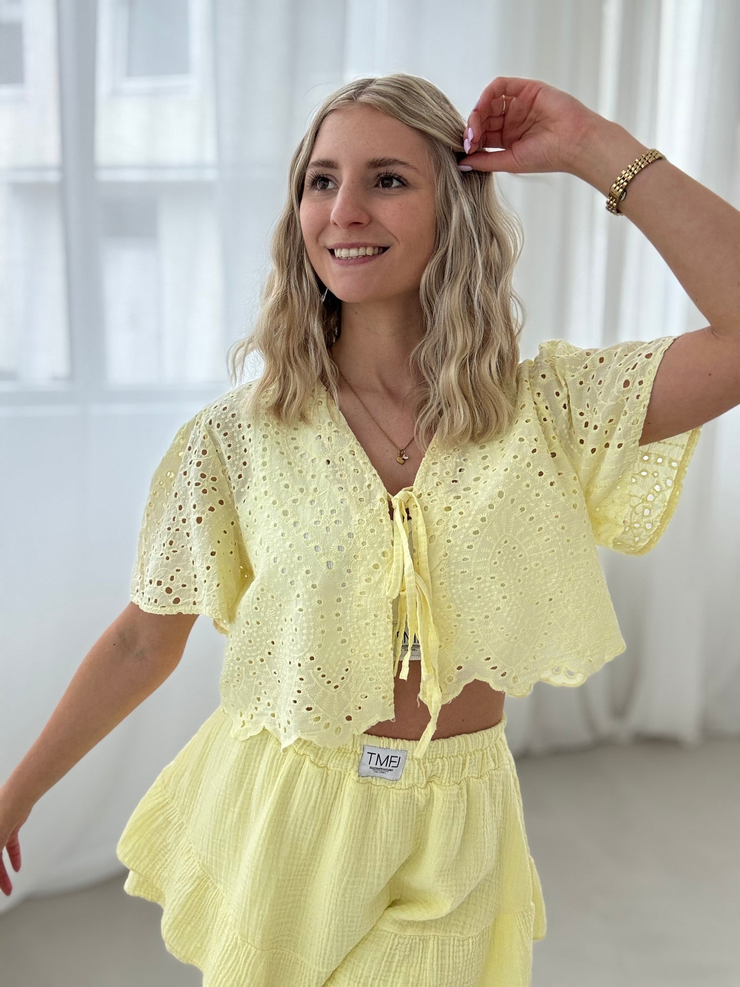 Bluse kurzarm BUTTERMILK LEMON Lochspitze zum binden