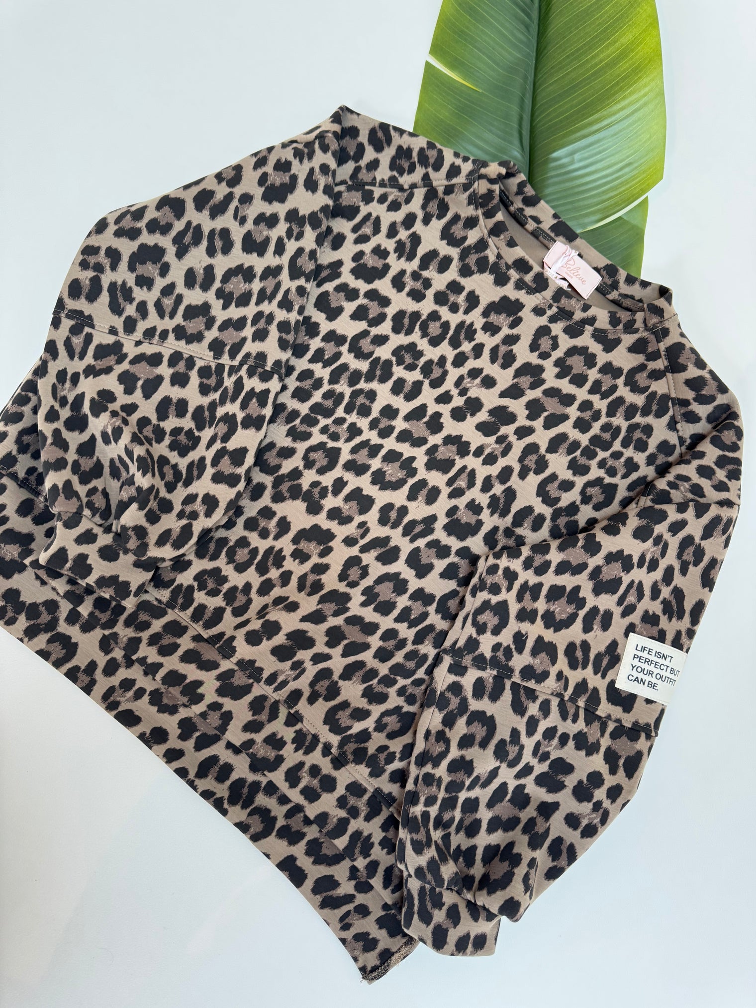 Butterstoff Sweater mit Patch am Ärmel taupe LEO schwarz