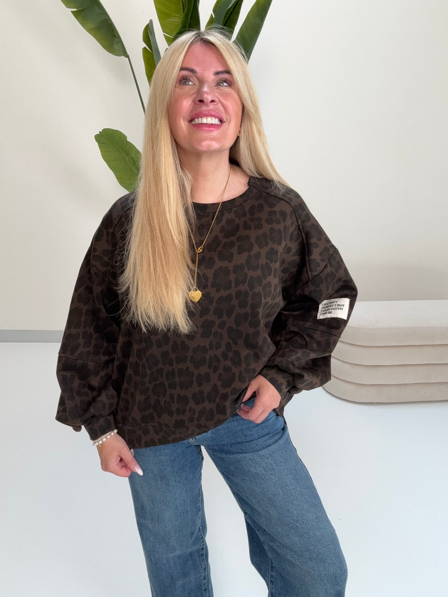 Butterstoff Sweater mit Patch am Ärmel dark chocolate LEO schwarz/taupe