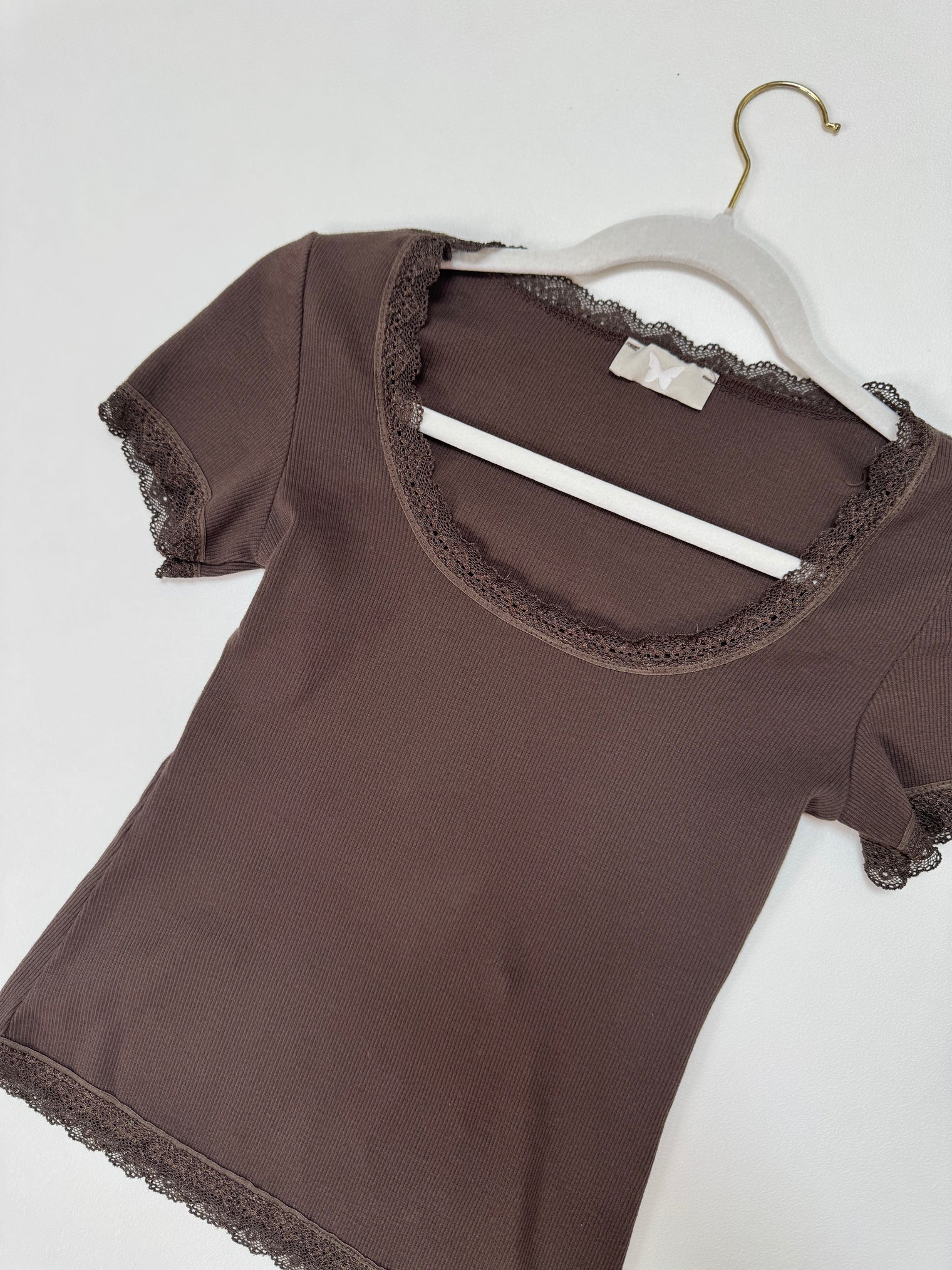 Shirt mit Spitzenrand BASIC QUEEN coffee