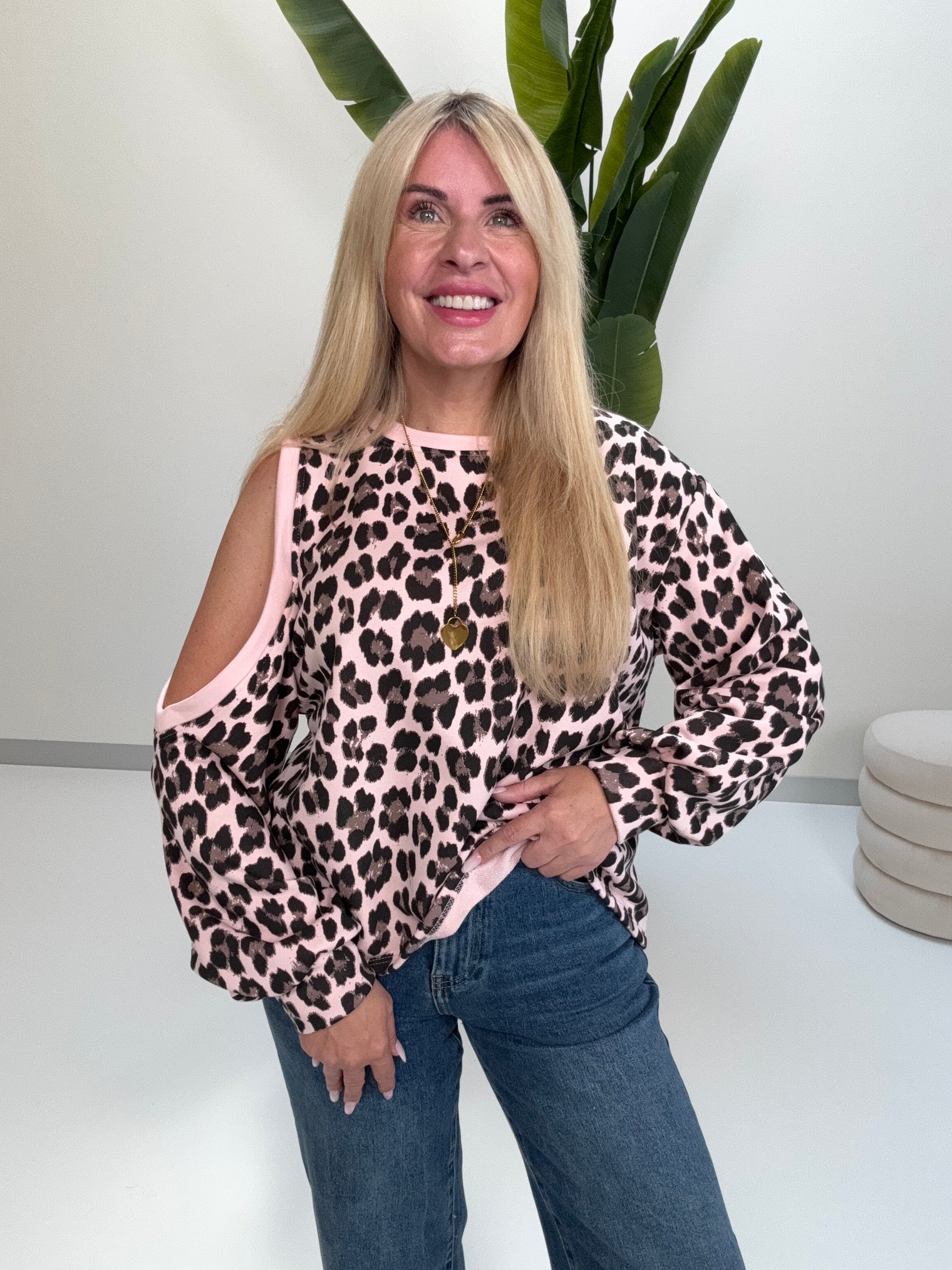 Sweater mit Cut-Out an der Schulter hellrosa LEO POWER schwarz/taupe