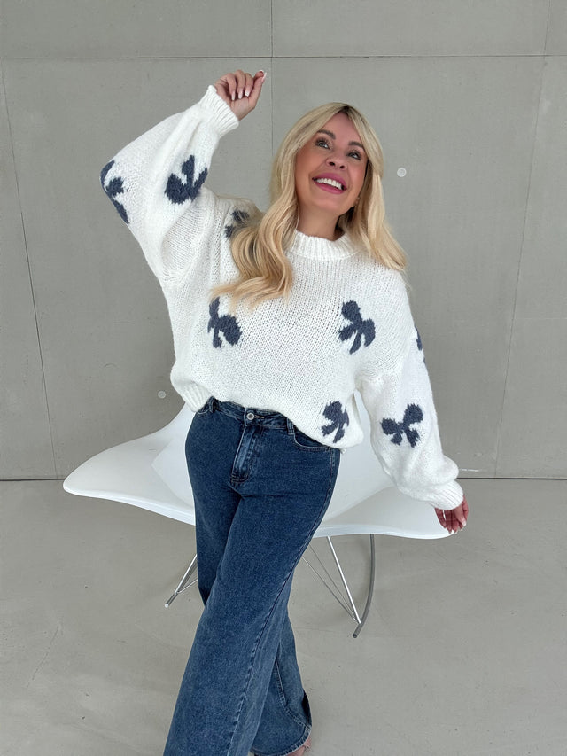 Kuschelweicher Pullover weiß mit blauen Schleifen