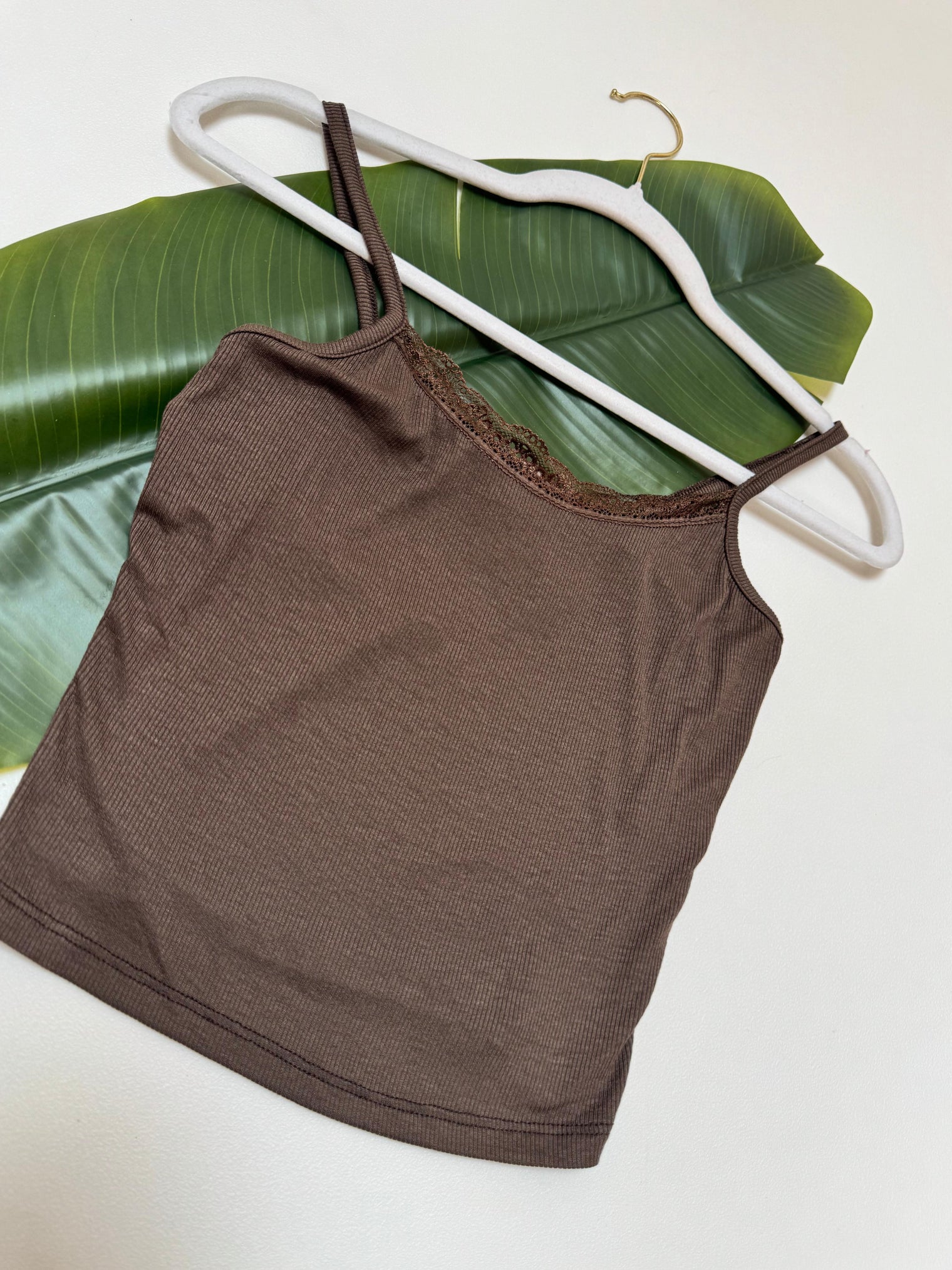 Ripp Spaghettiträger Top Cropped mit Spitze braun
