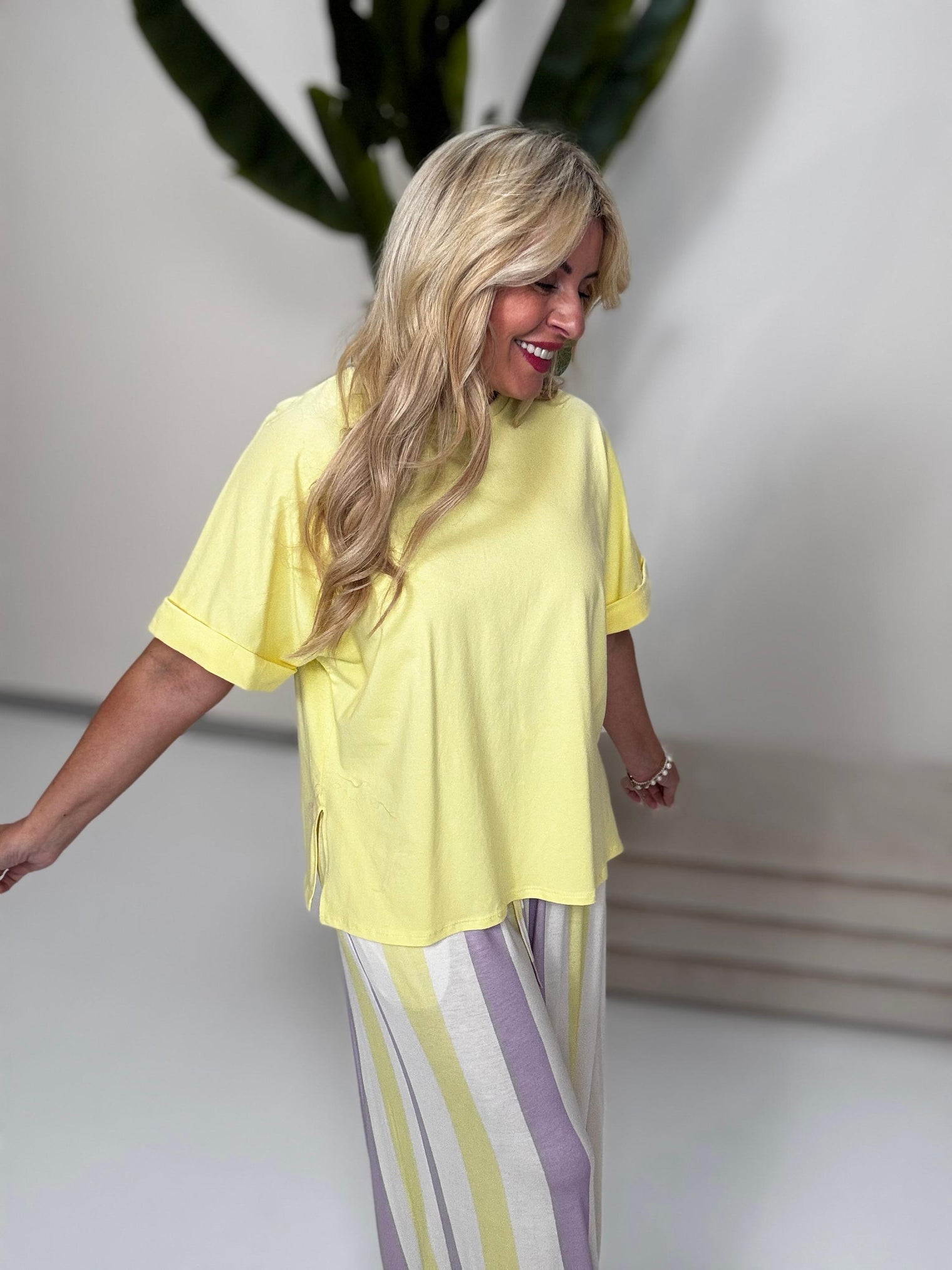 Basic Shirt FEELING GOOD mit seitlichen Schlitzen lemon