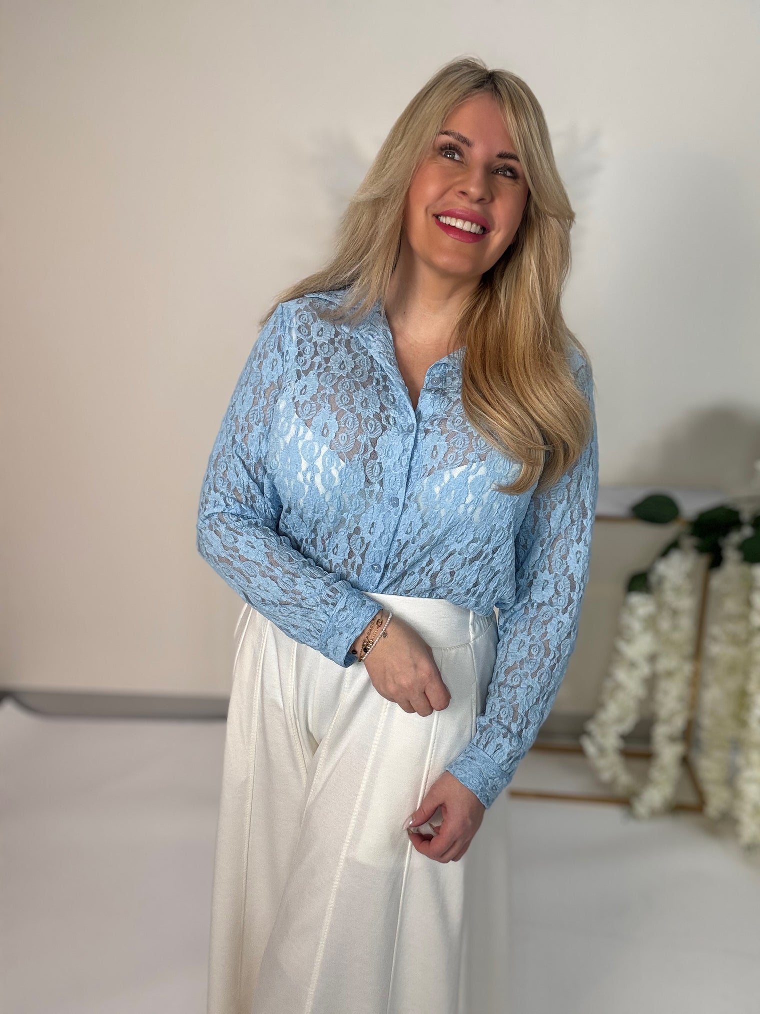 Spitzen Bluse SPRING IS COMING hellblau