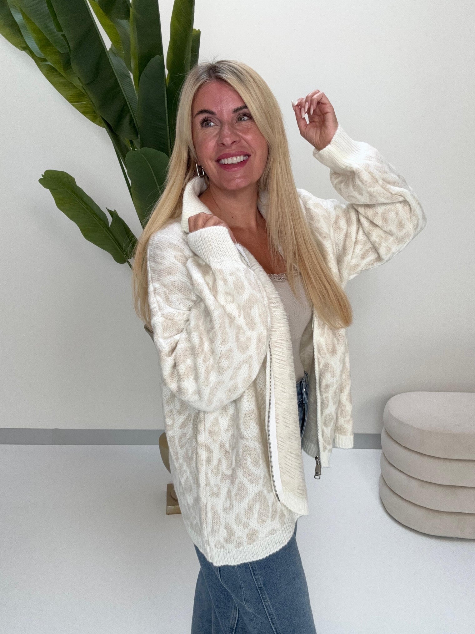 Zipper Strickjacke im angesagten Leo Muster creme/beige