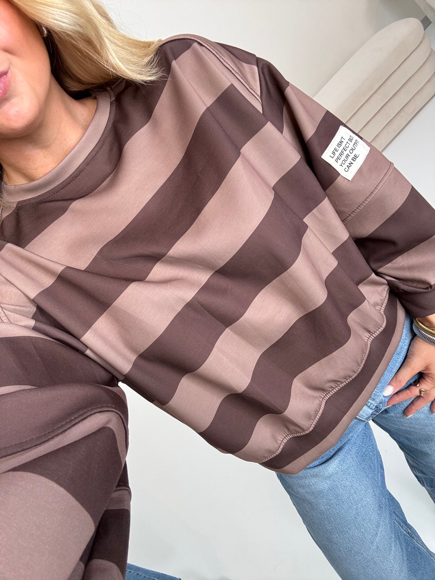 Butterstoff Sweater mit Patch am Ärmel BIG STRIPES mocha/coffee