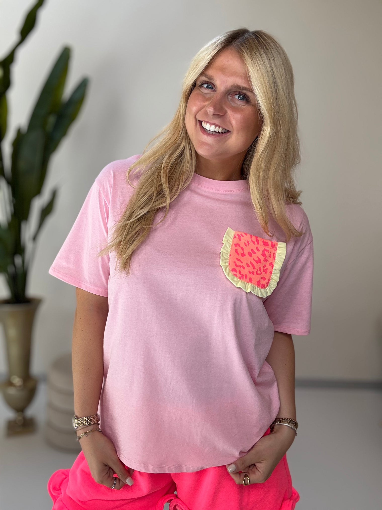 Shirt mit kleiner Brusttasche KISS MY VOLANTS rosa