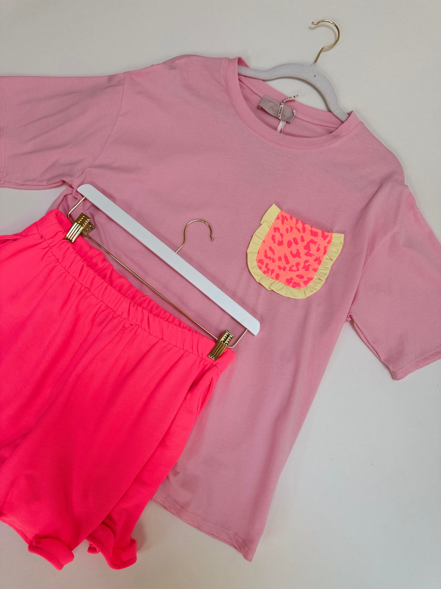 Shirt mit kleiner Brusttasche KISS MY VOLANTS rosa