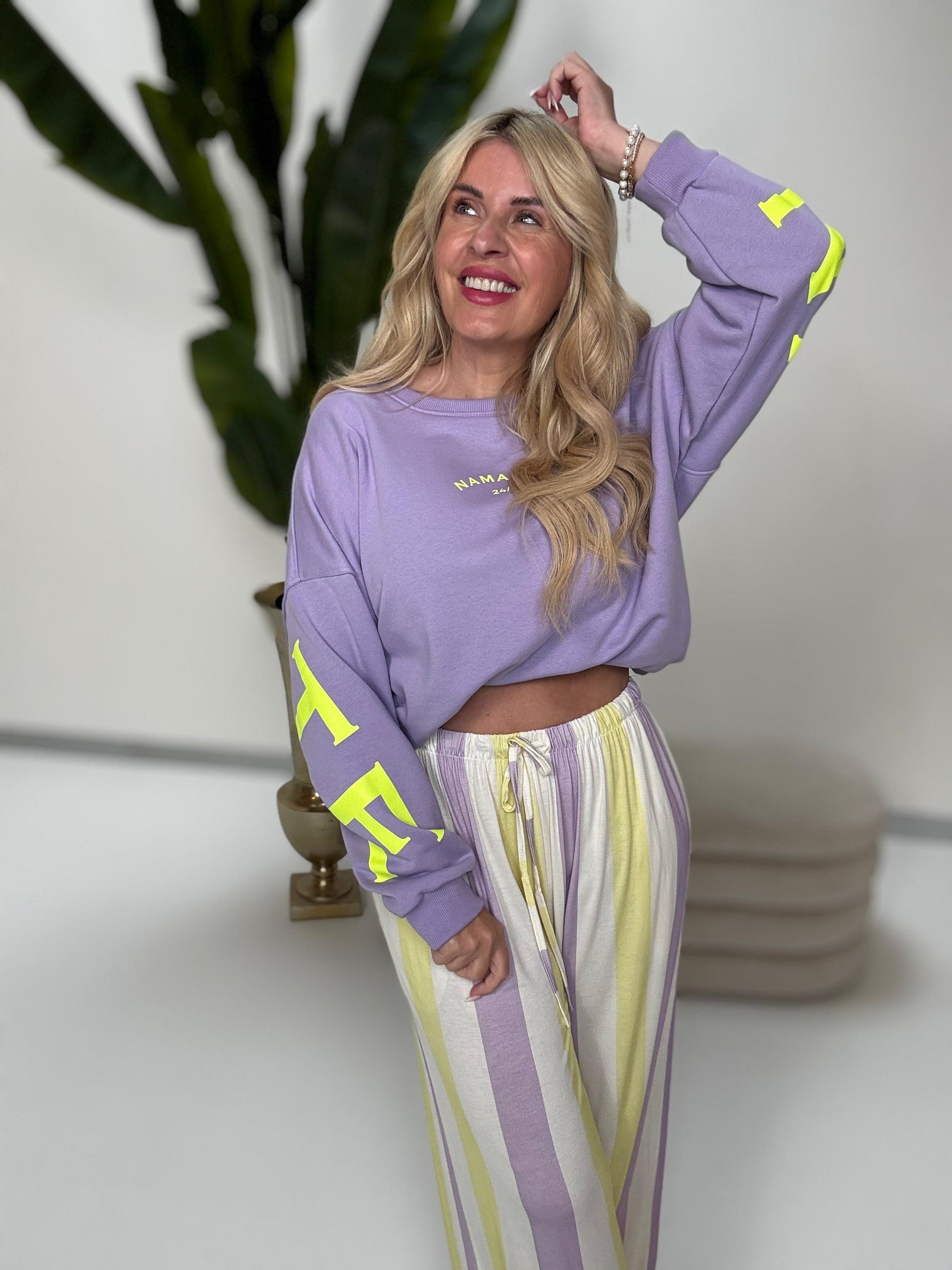 Sweater mit Rückenprint NAMASTE flieder