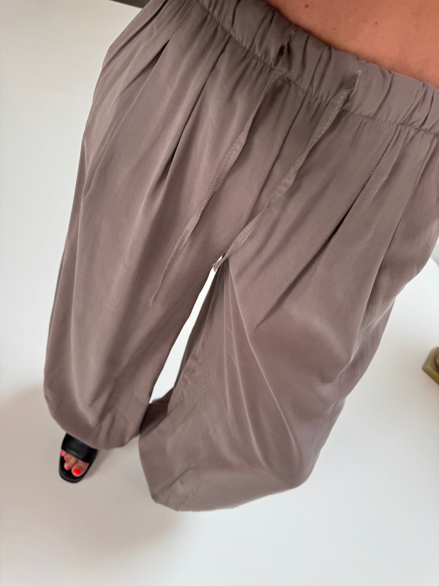 Ballon Hose mit Gummizug an den Bündchen taupe