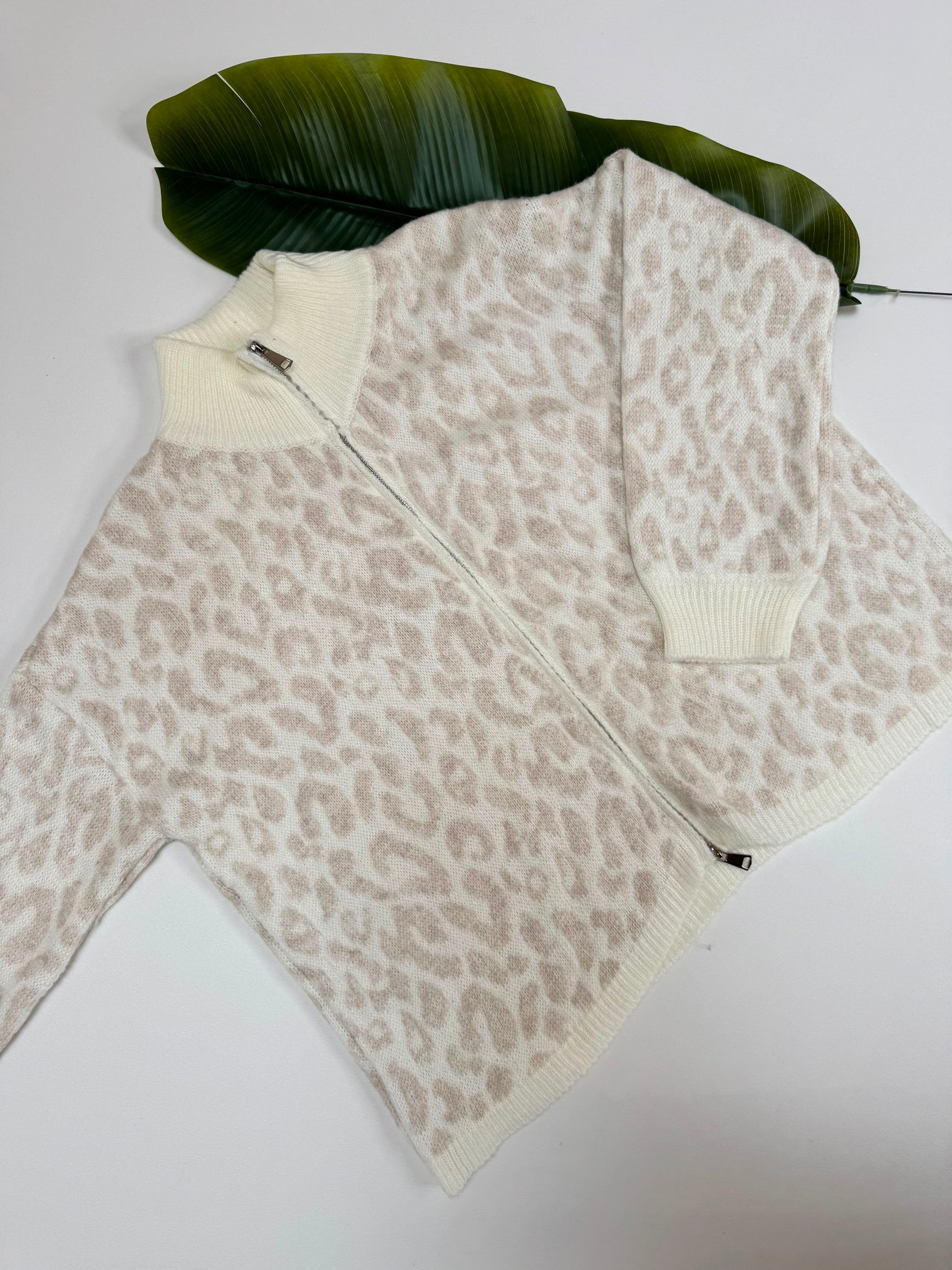 Zipper Strickjacke im angesagten Leo Muster creme/beige