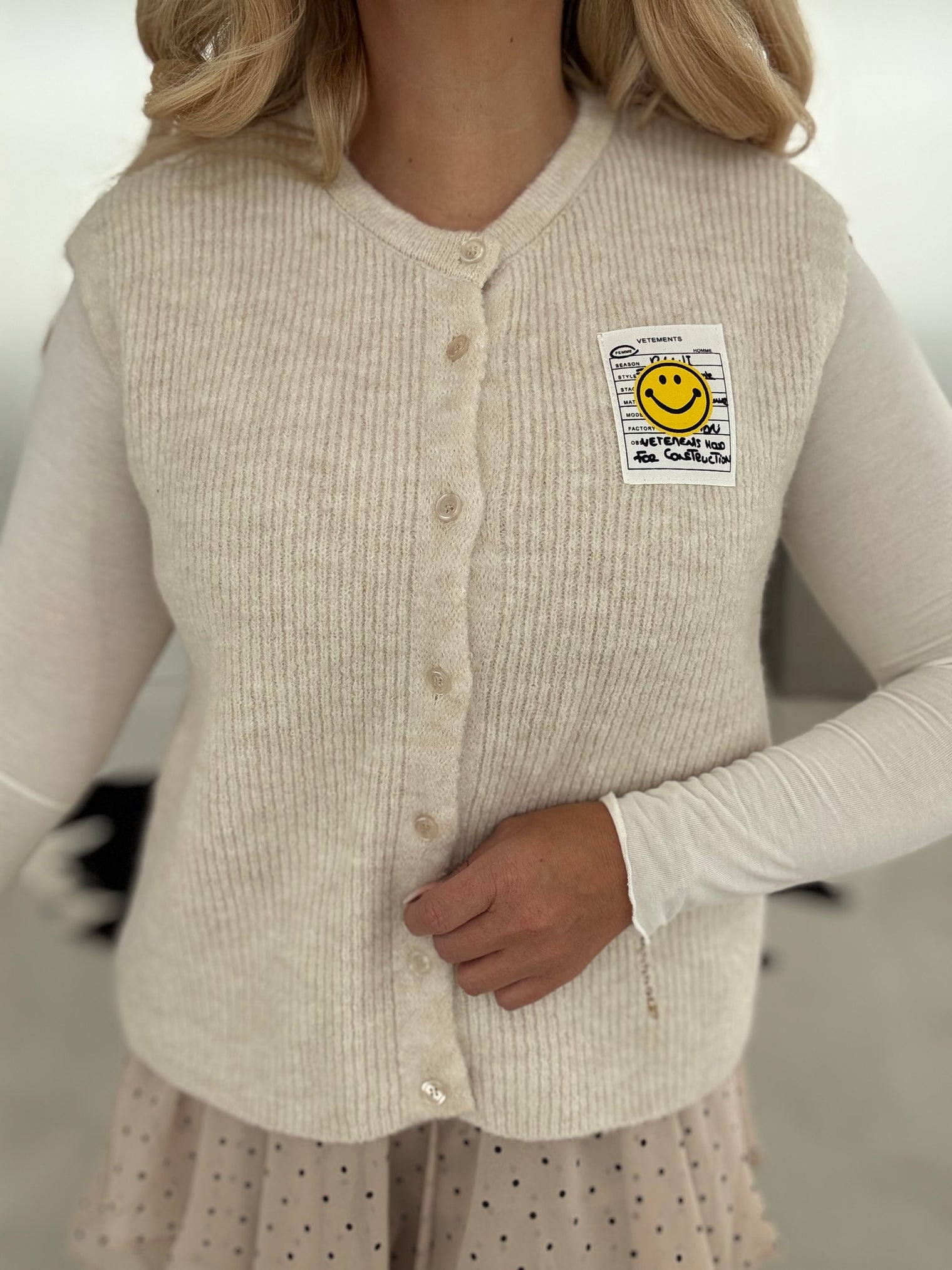 Strickweste SMILEY PATCH beige