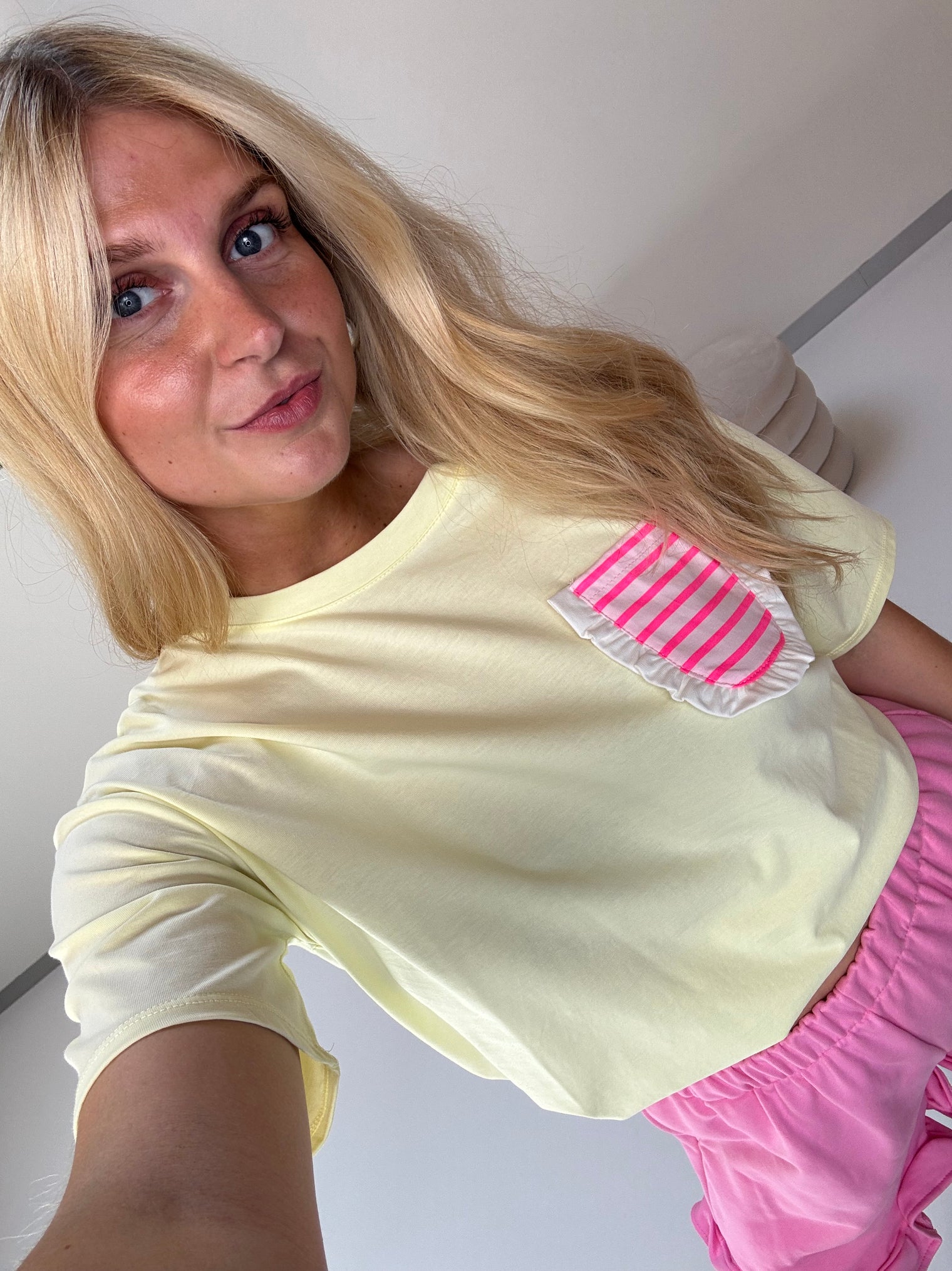 Shirt mit kleiner Brusttasche KISS MY VOLANTS buttermilk lemon