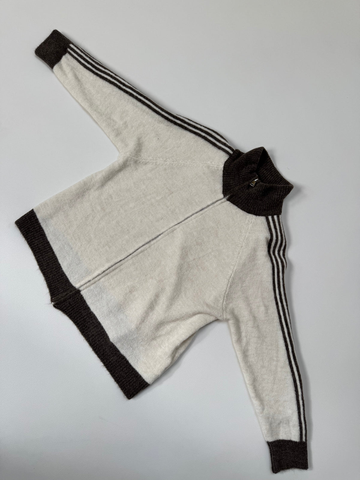 Kuschelweiche Zipper Strickjacke mit seitlichen Streifen creme/taupe