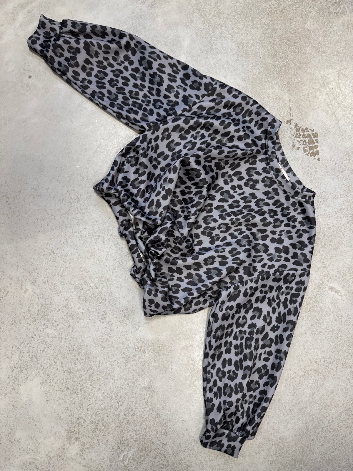 Butterstoff Pullover mit Gummizug unten grau/schwarz LEO