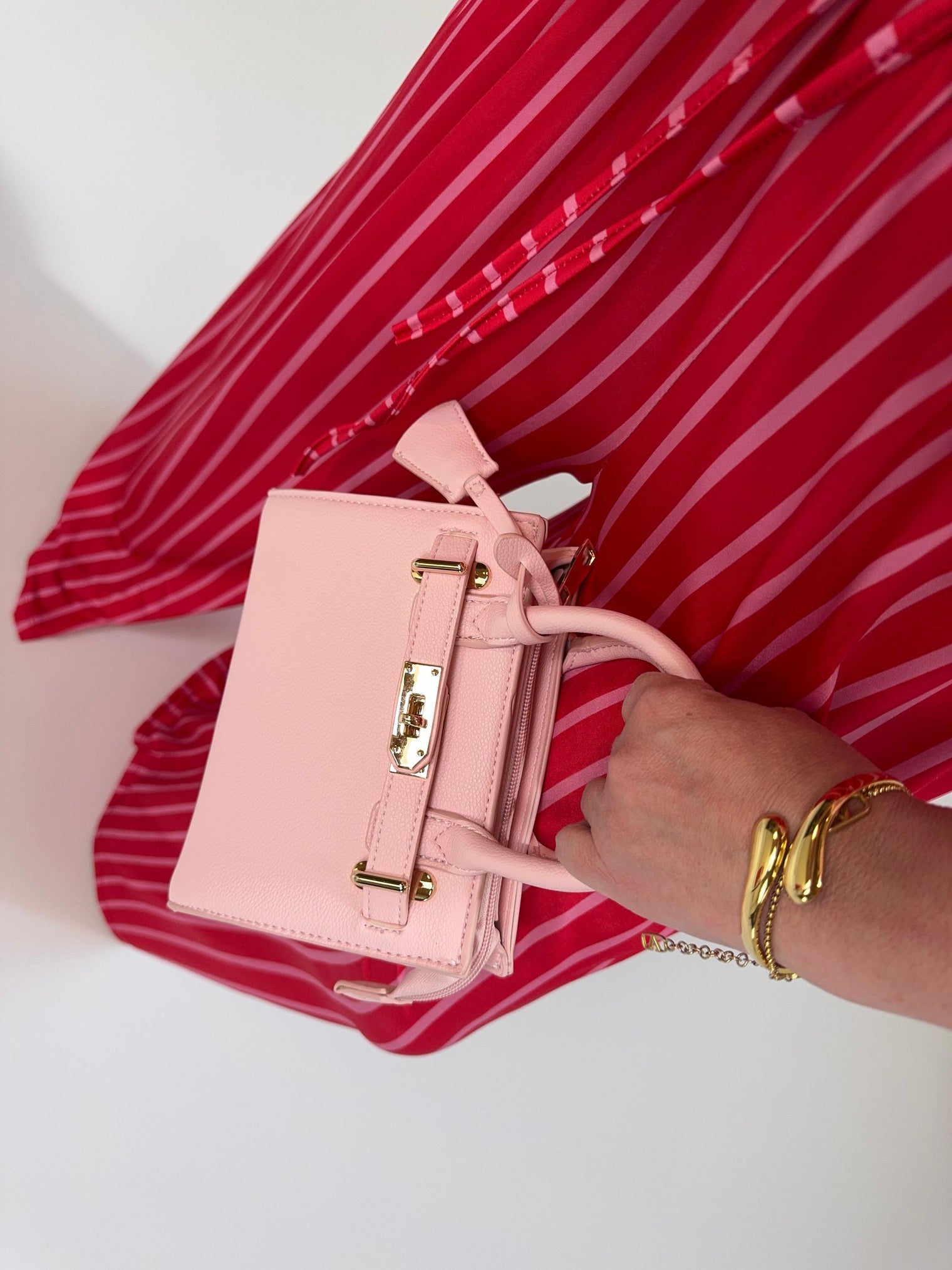 Handtasche rosa LUXURY IS CALLING mit goldener Hardware
