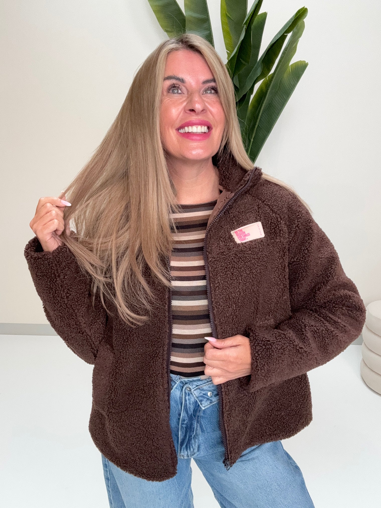 Kuschel Jacke mit Reißverschluss & Patch BE THE REASON FOR SMILES TODAY dark chocolate