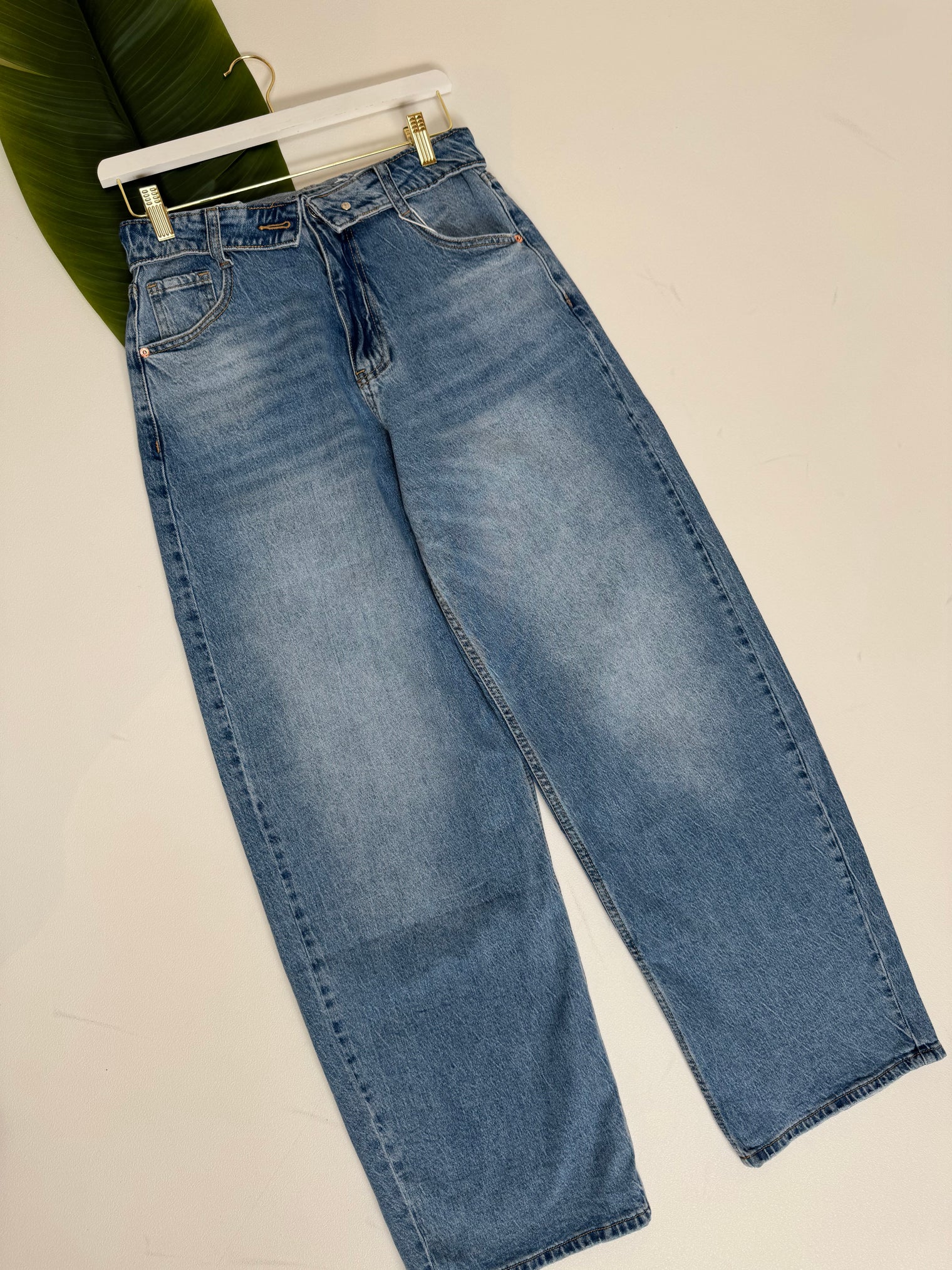 Straight High Rise Jeans mit umgeklapptem Fashion Bund