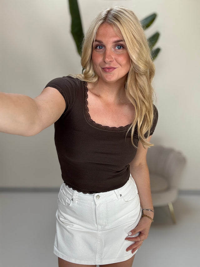 Shirt mit Spitzenrand BASIC QUEEN coffee
