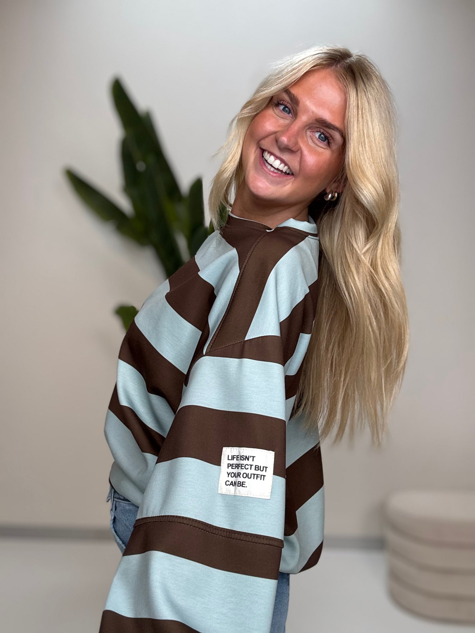 Butterstoff Sweater mit Patch am Ärmel BIG STRIPES mint/coffee