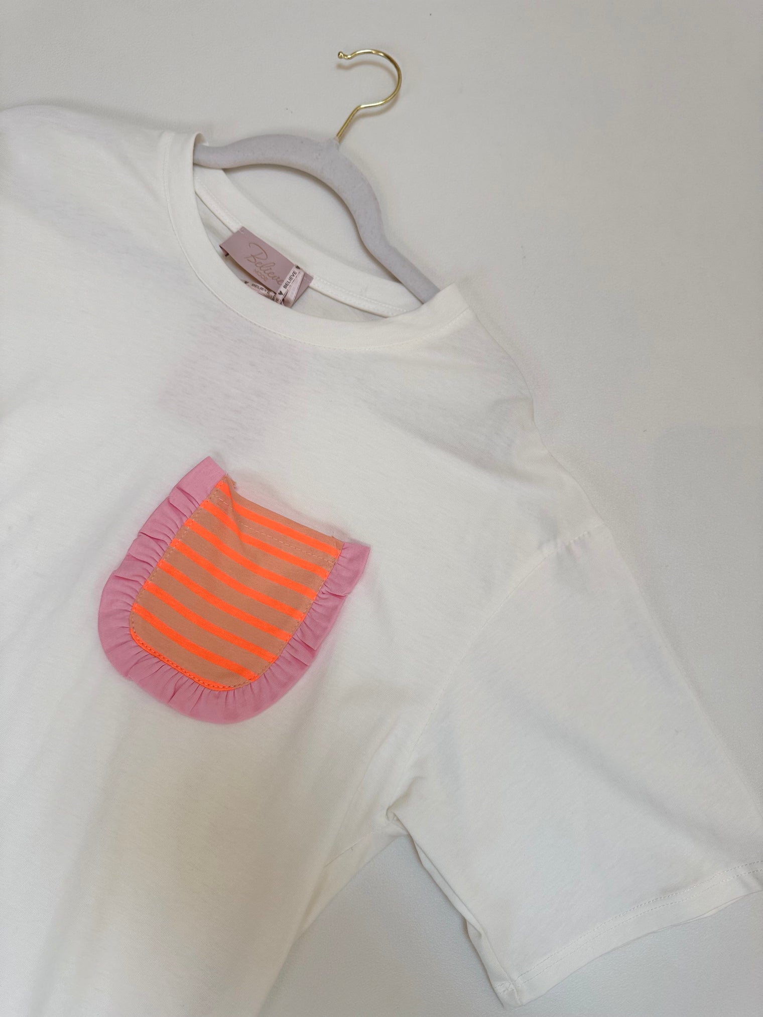 Shirt mit kleiner Brusttasche KISS MY VOLANTS weiß