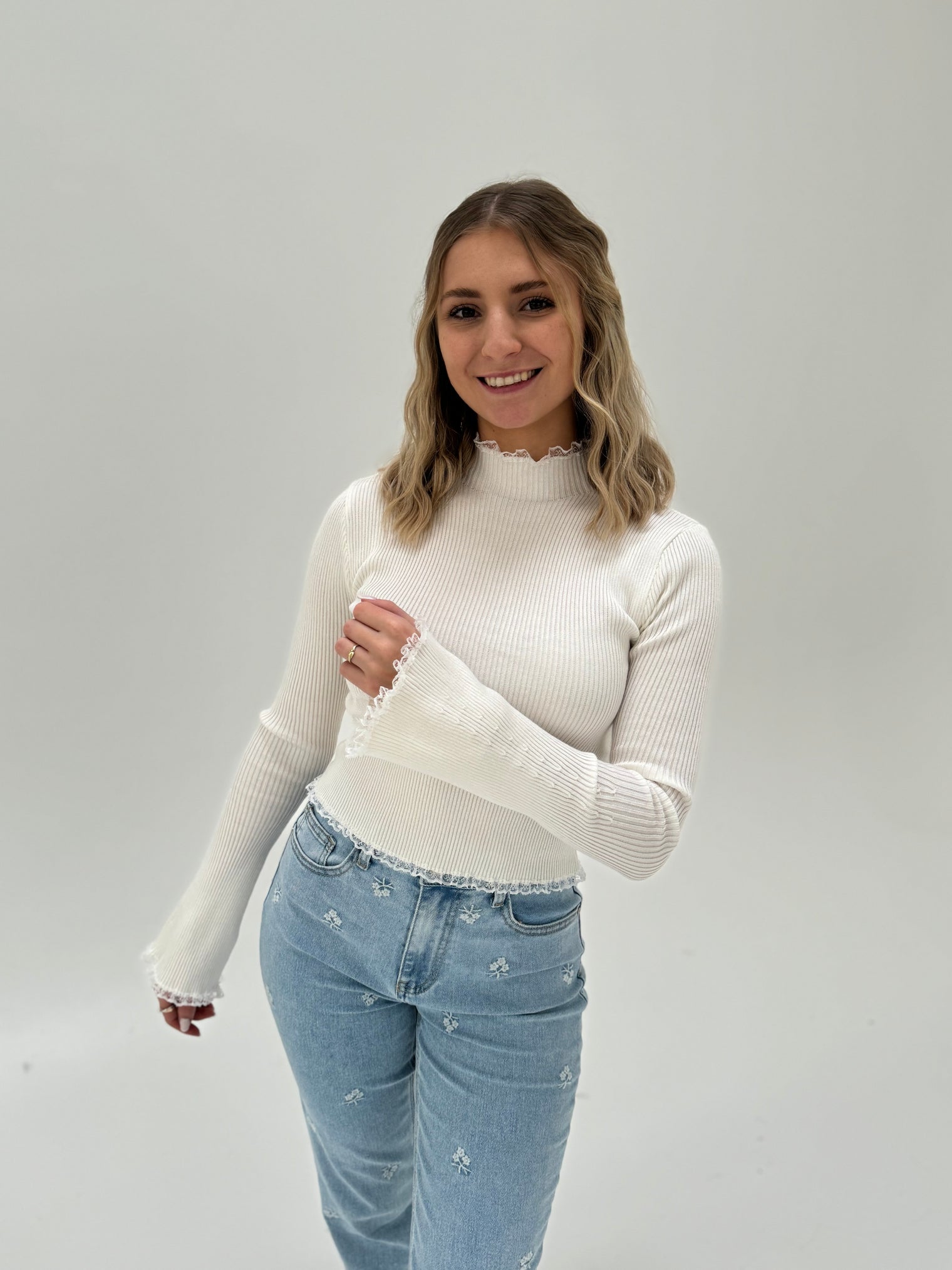 Premium Langarm Oberteil mit Rüschen creme