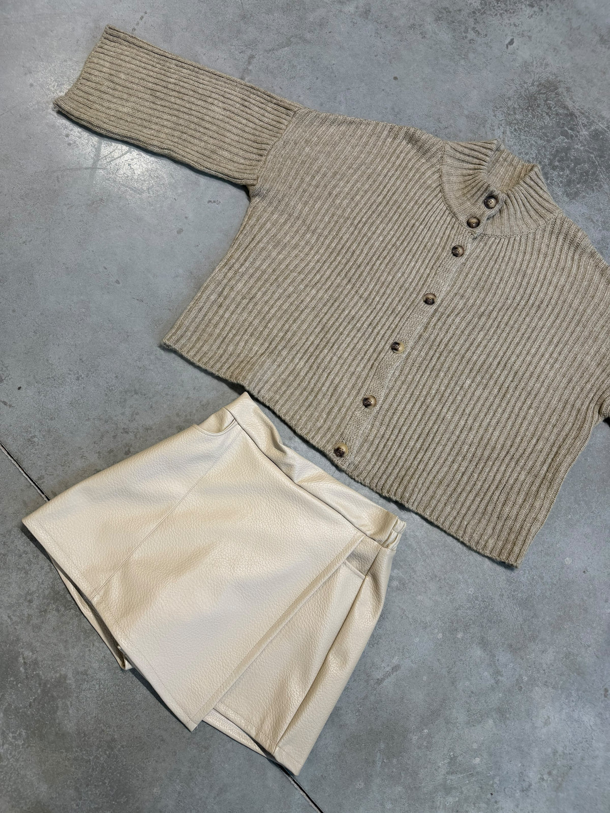 Strickjacke mit Knopfleiste beige