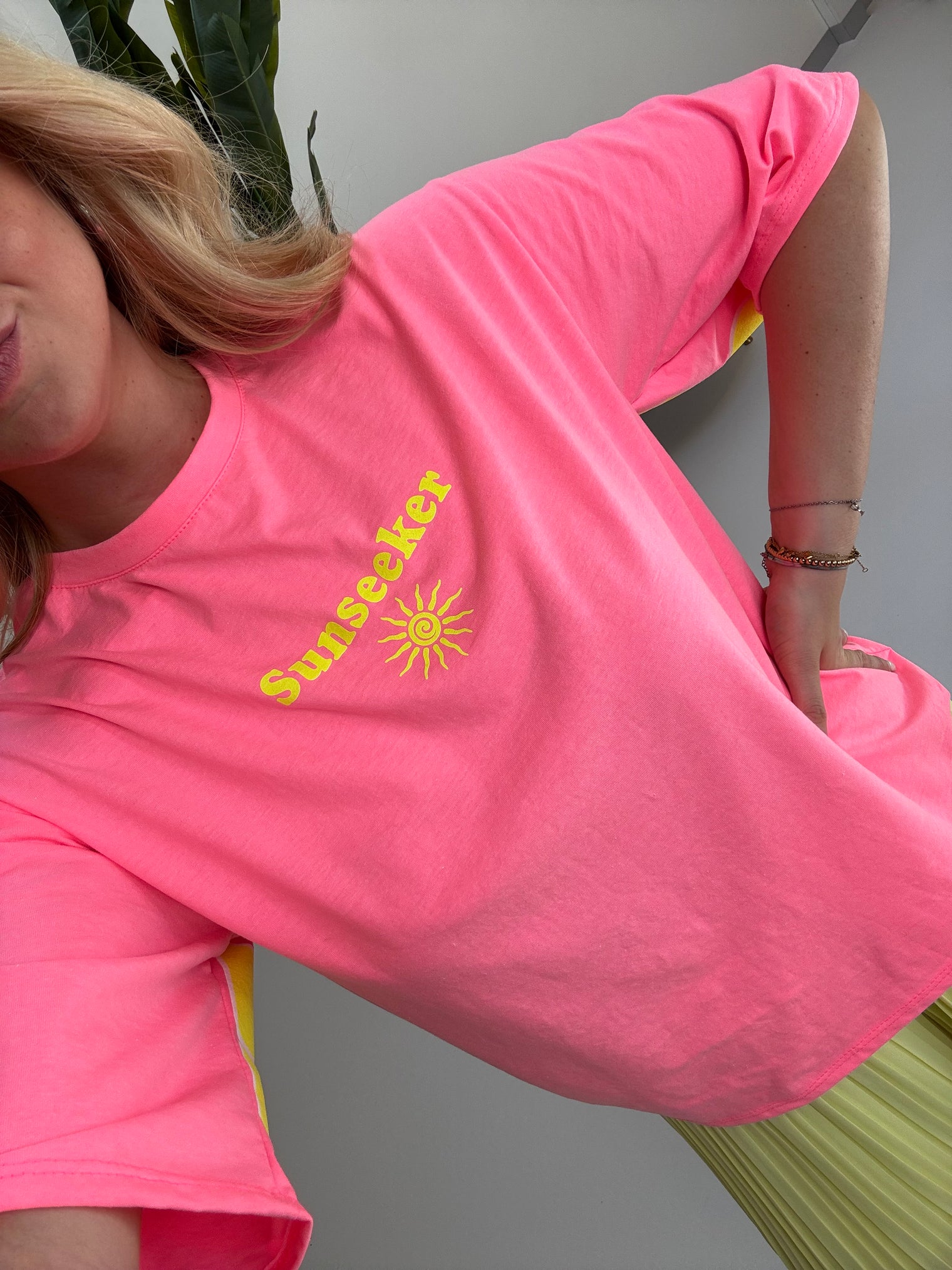 Statement Shirt rosa SUNSEEKER mit Rückenprint gelb