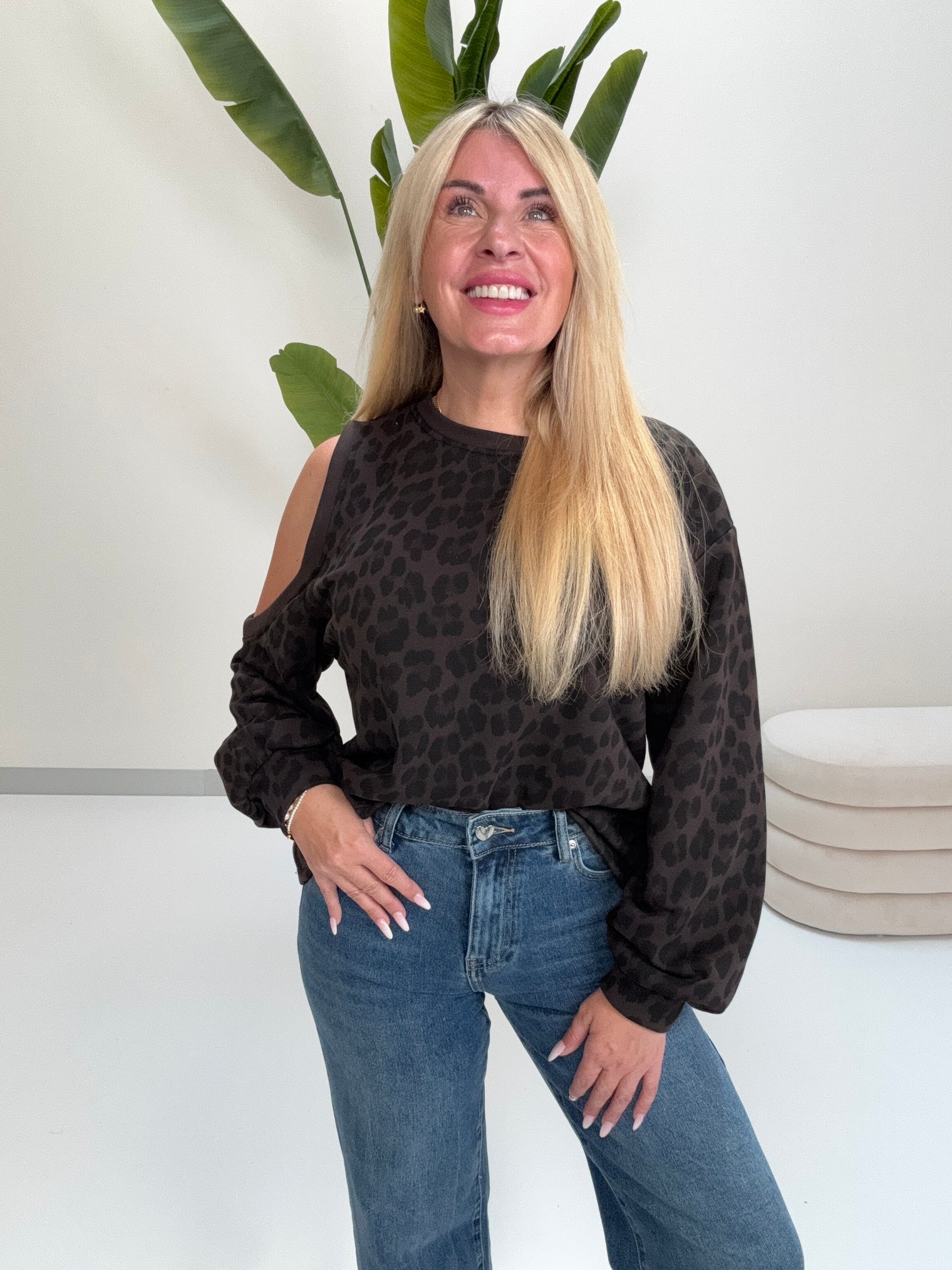 Sweater mit Cut-Out an der Schulter dark chocolate LEO POWER schwarz/taupe