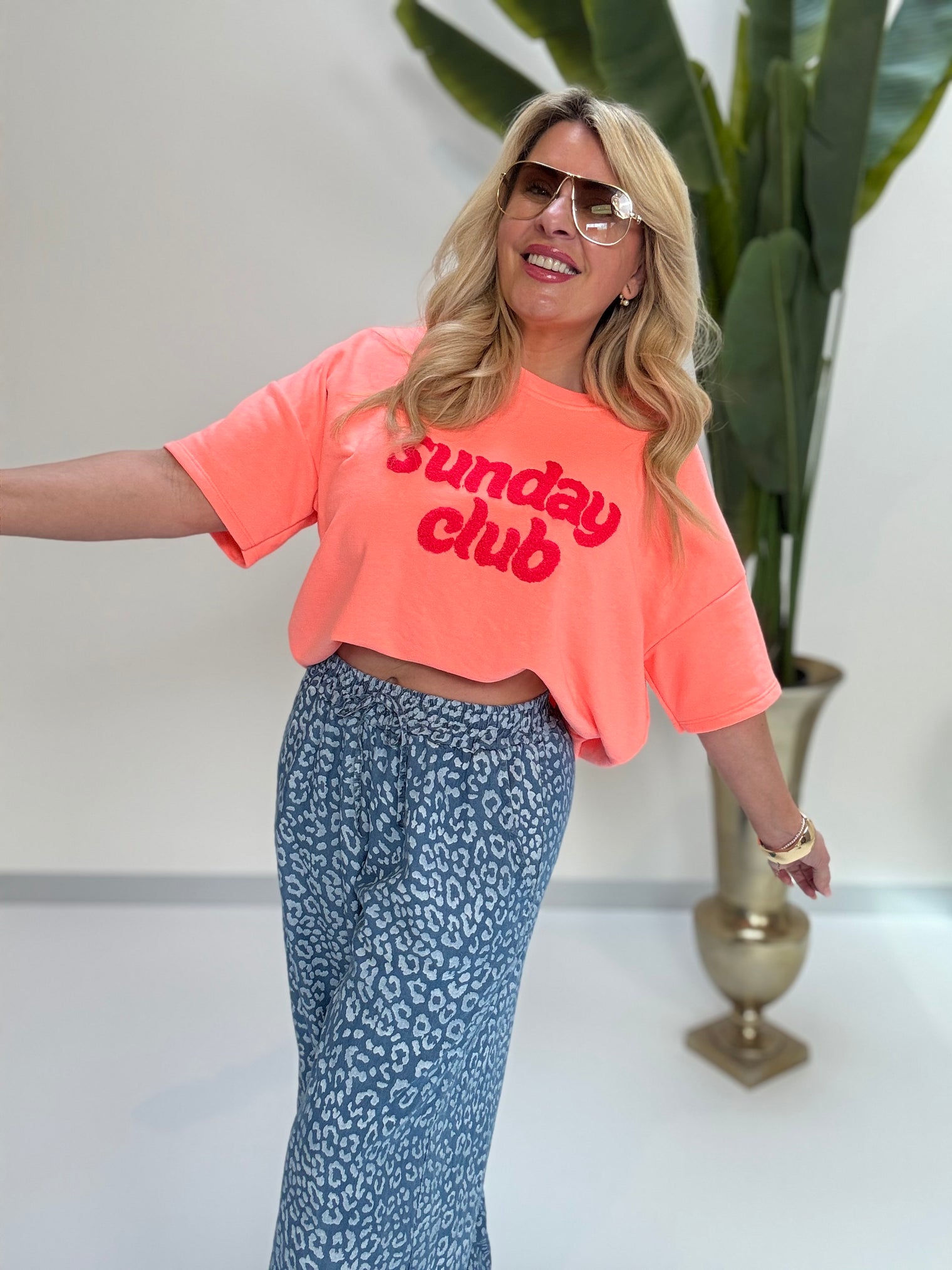 Kurz Arm Sweater Peach Neon SUNDAY CLUB mit Neon Stickerei