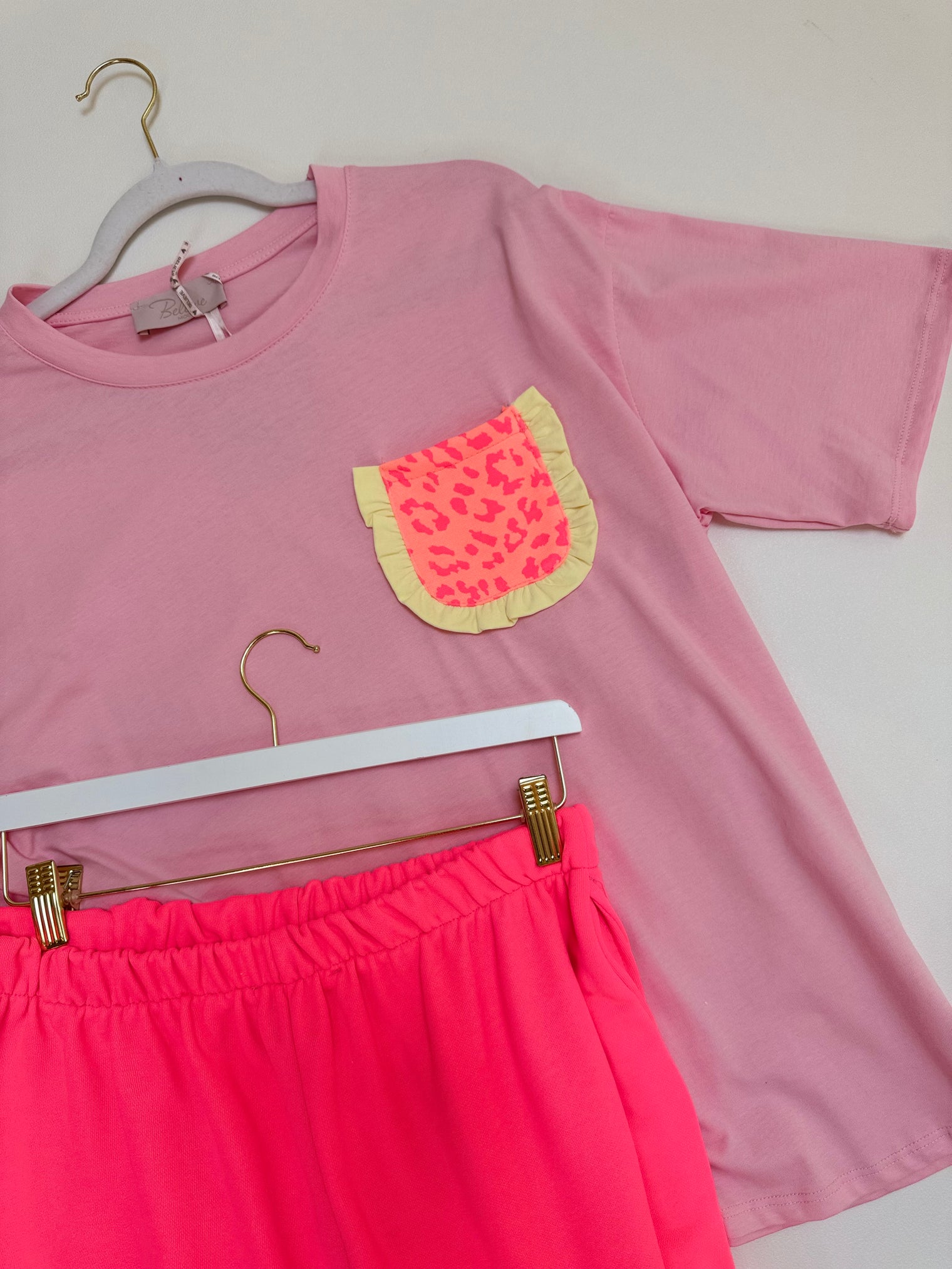 Shirt mit kleiner Brusttasche KISS MY VOLANTS rosa