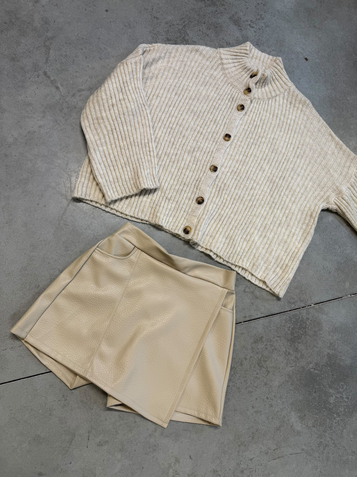 Strickjacke mit Knopfleiste creme