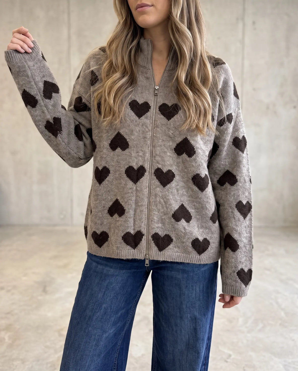 Zipper Strickjacke mit Herzchen stone/braun