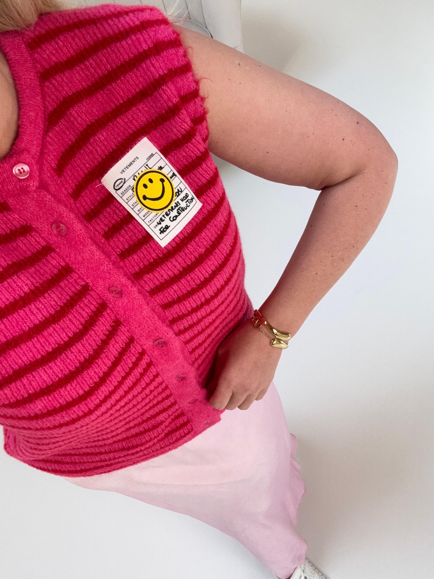 Strick Weste pink/rot gestreift mit SMILEY Patch