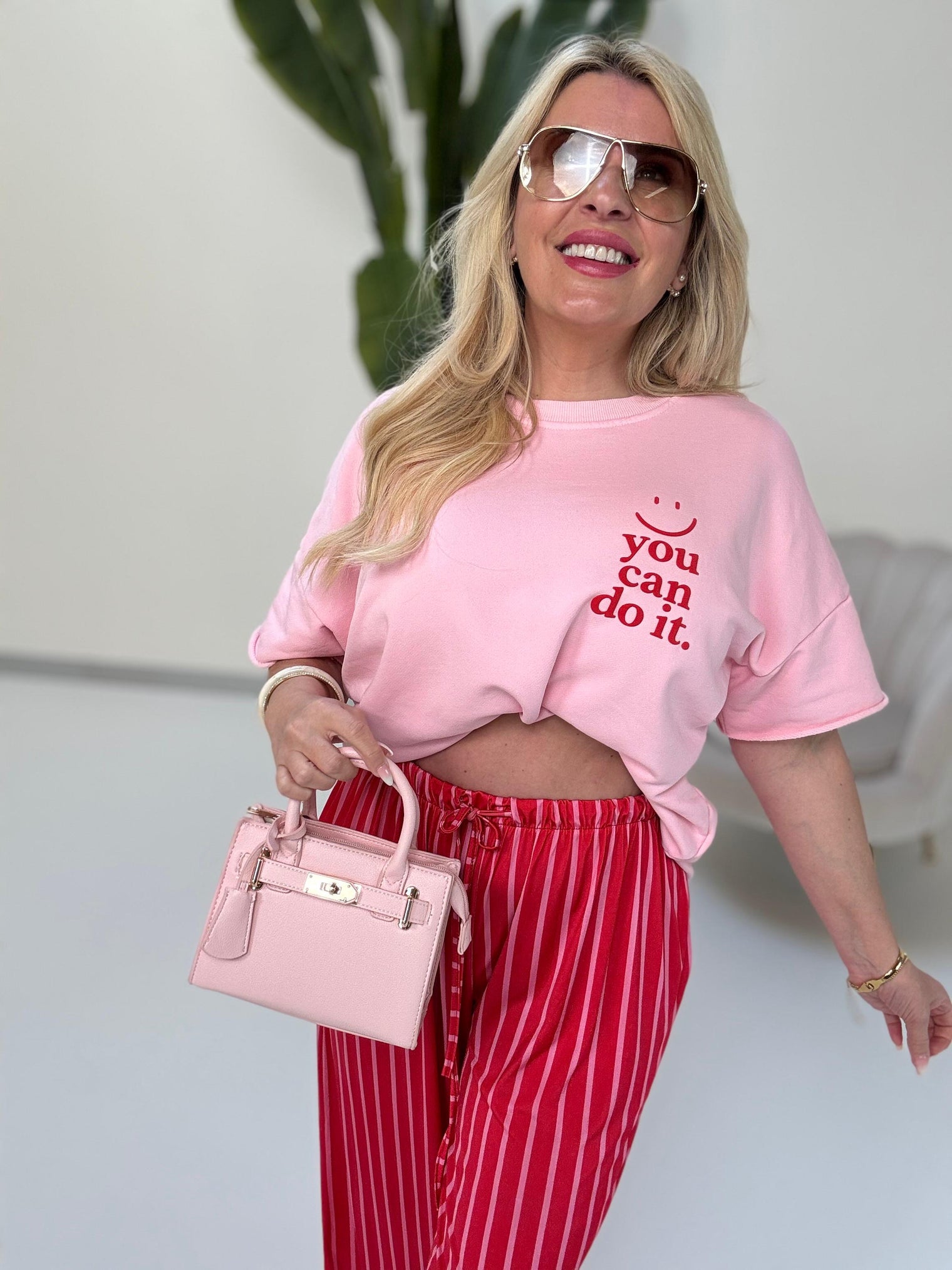 Handtasche rosa LUXURY IS CALLING mit goldener Hardware