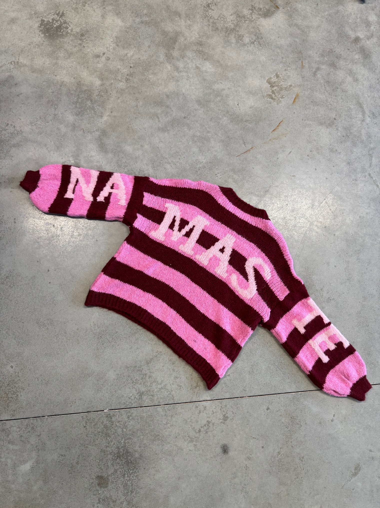 Kuschelweicher Strickpullover mit Rückenprint NAMASTE Gestreift Rosa/Burgundy