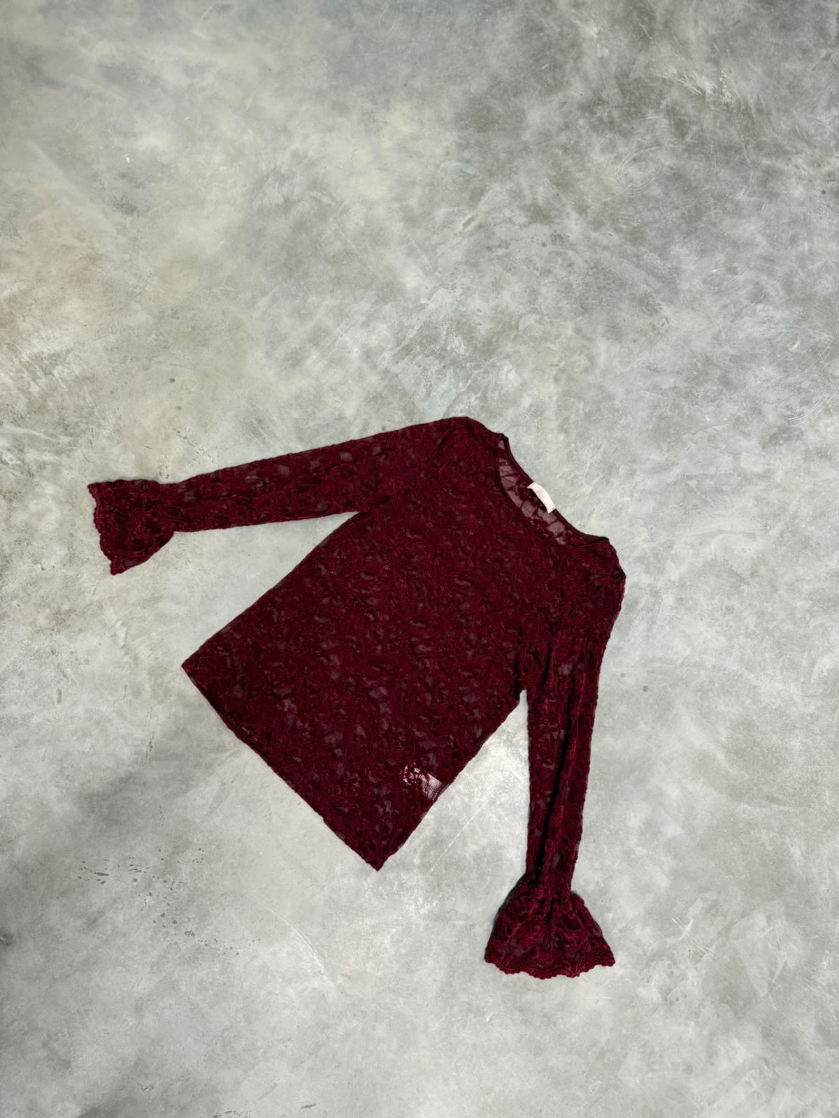 Longsleeve aus hochwertiger Spitze transparent hochgeschlossen mit Volantsärmeln ruby red