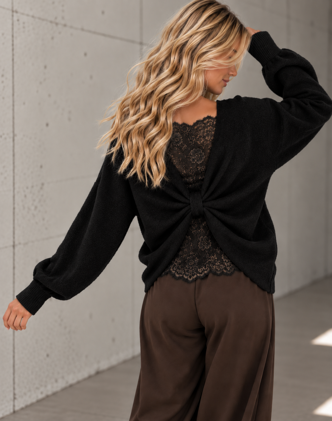 Romantischer Pullover mit Spitzen Rückenausschnitt schwarz