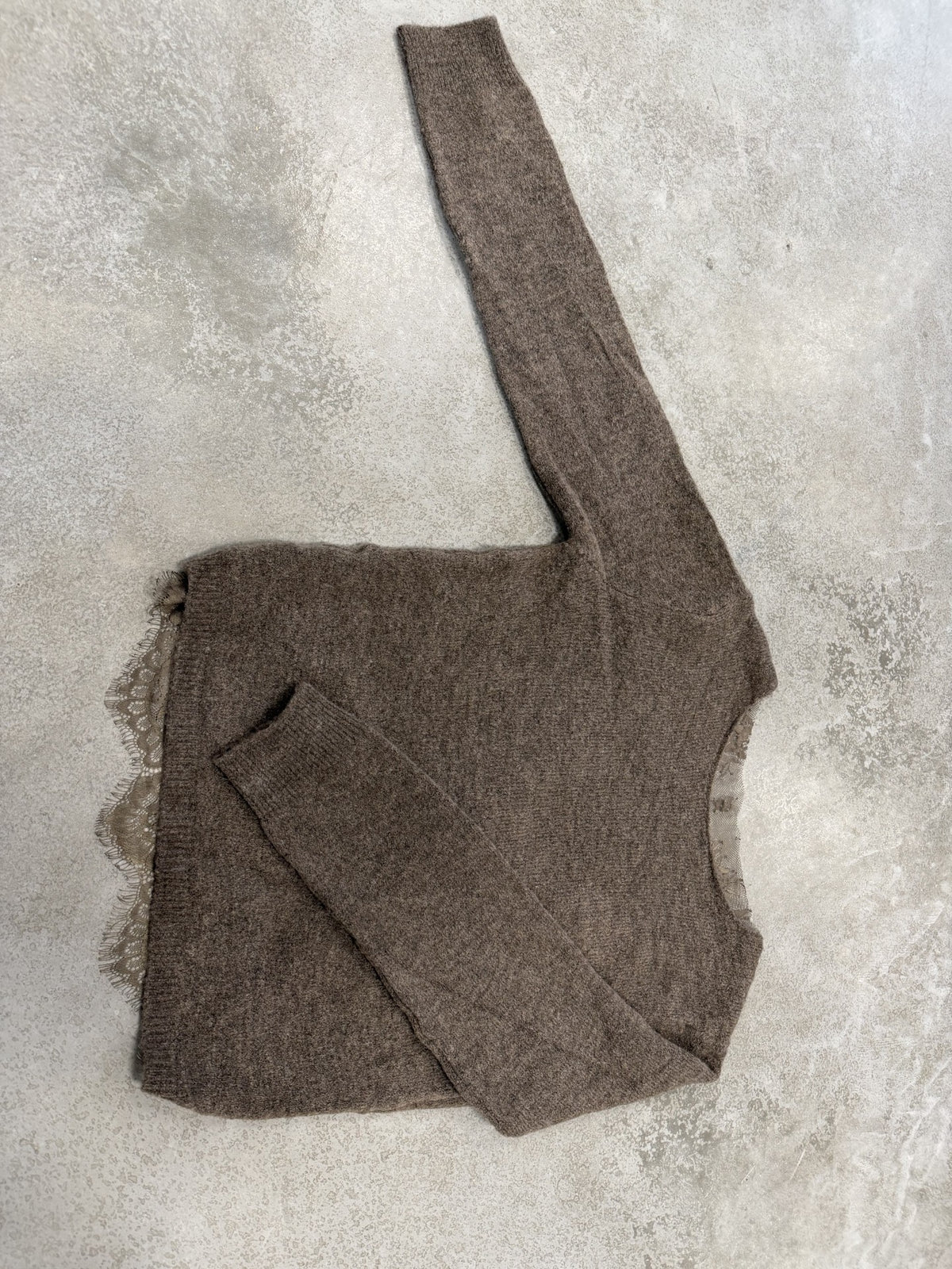 Romantischer Pullover mit Spitzen Rückenausschnitt taupe