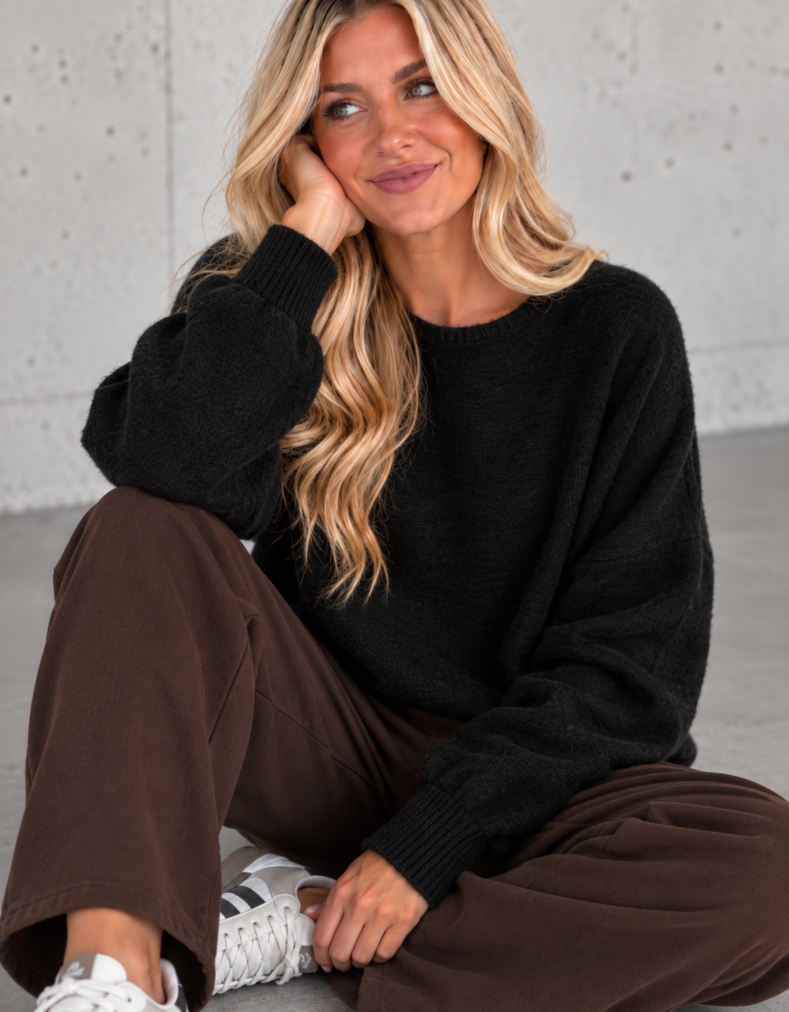 Romantischer Pullover mit Spitzen Rückenausschnitt schwarz